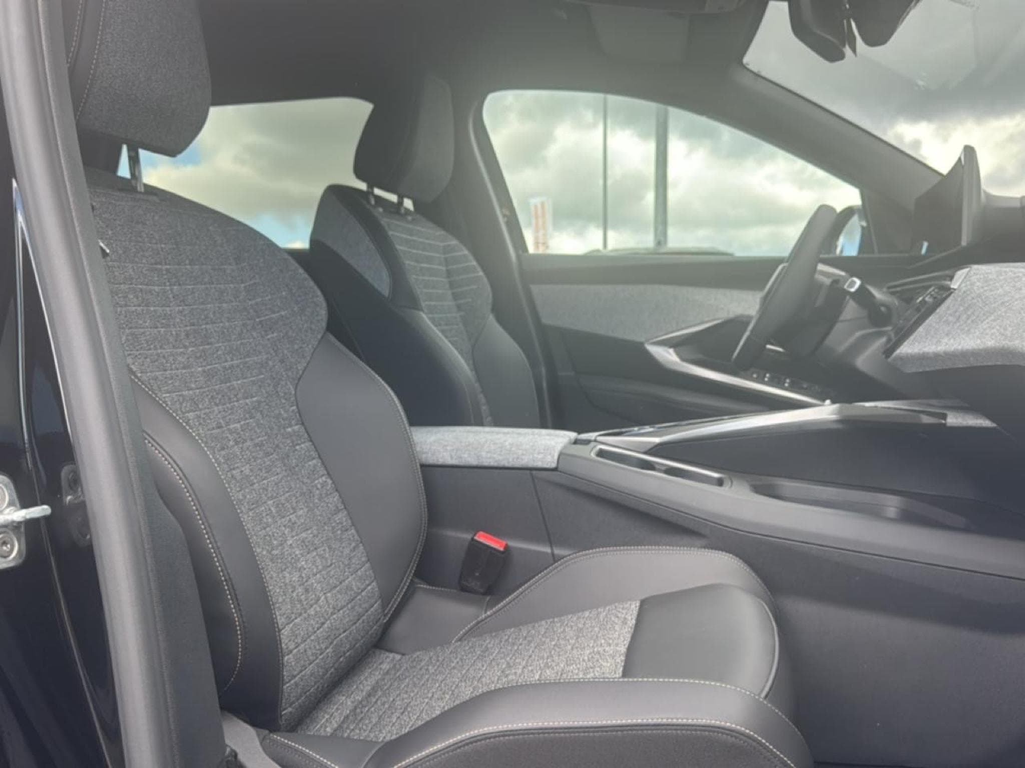 Peugeot 5008 HYBRID 145 ALLURE E-DCS6 (2025) - Photo 15