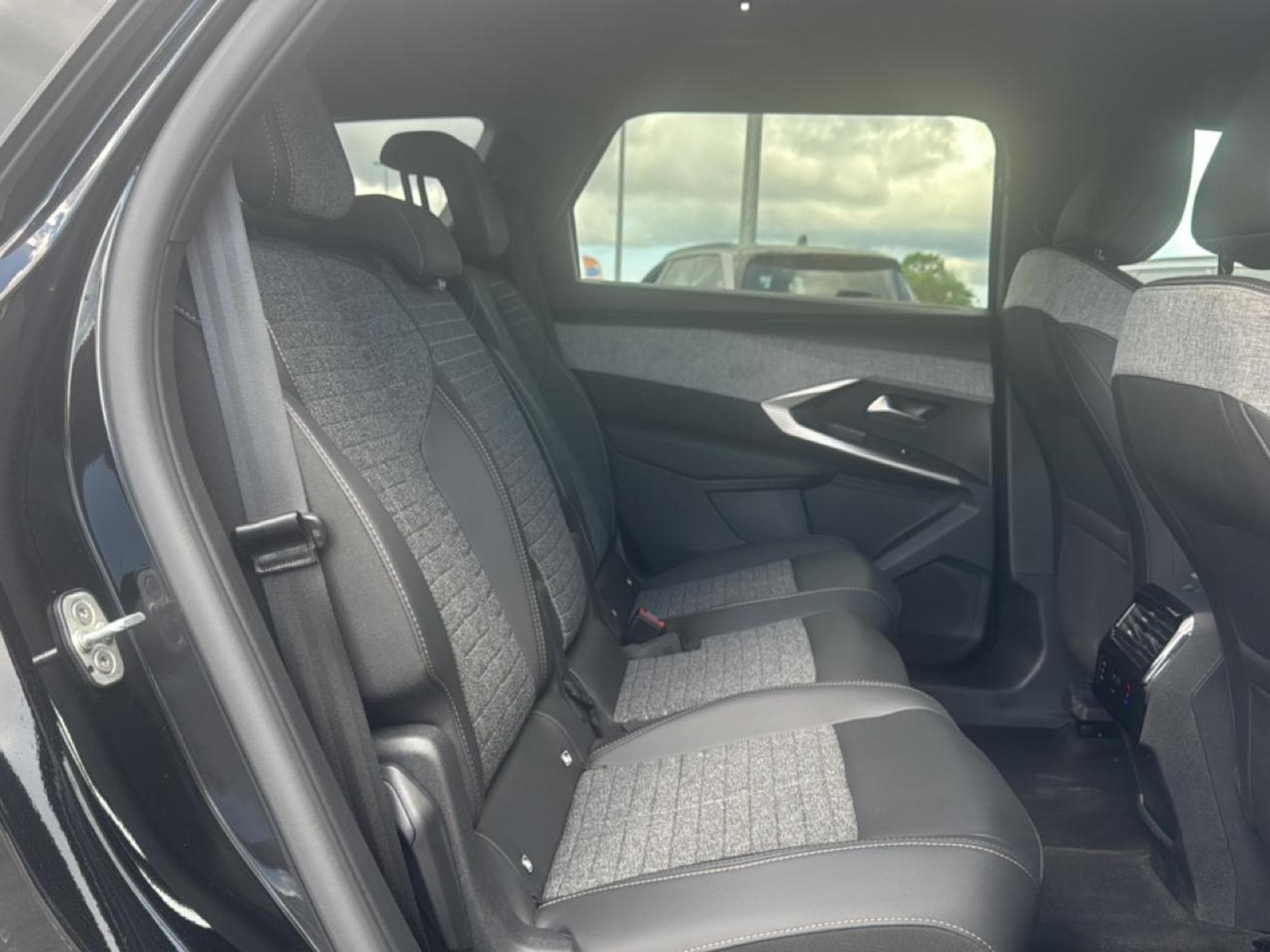Peugeot 5008 HYBRID 145 ALLURE E-DCS6 (2025) - Photo 16