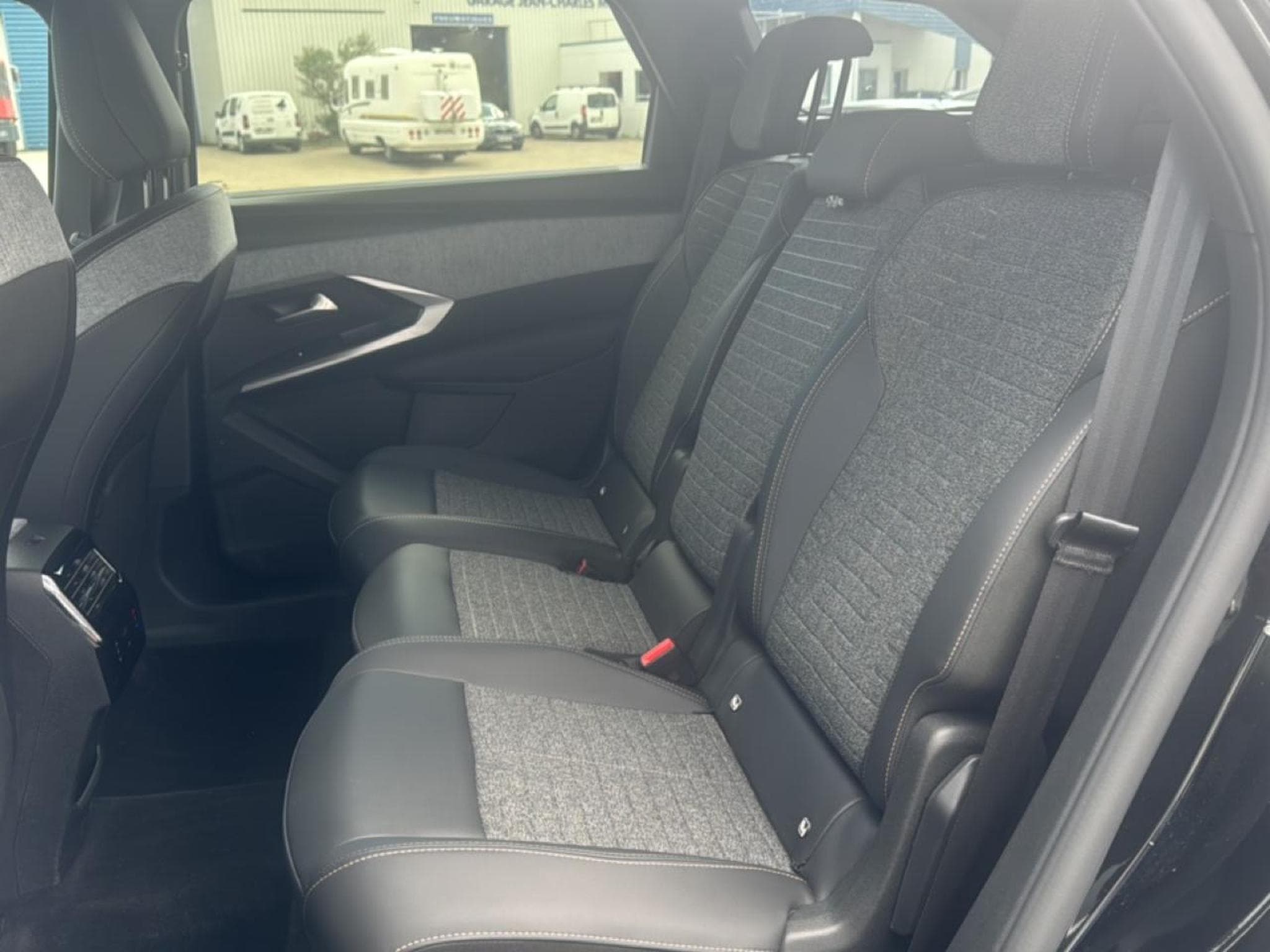 Peugeot 5008 HYBRID 145 ALLURE E-DCS6 (2025) - Photo 17