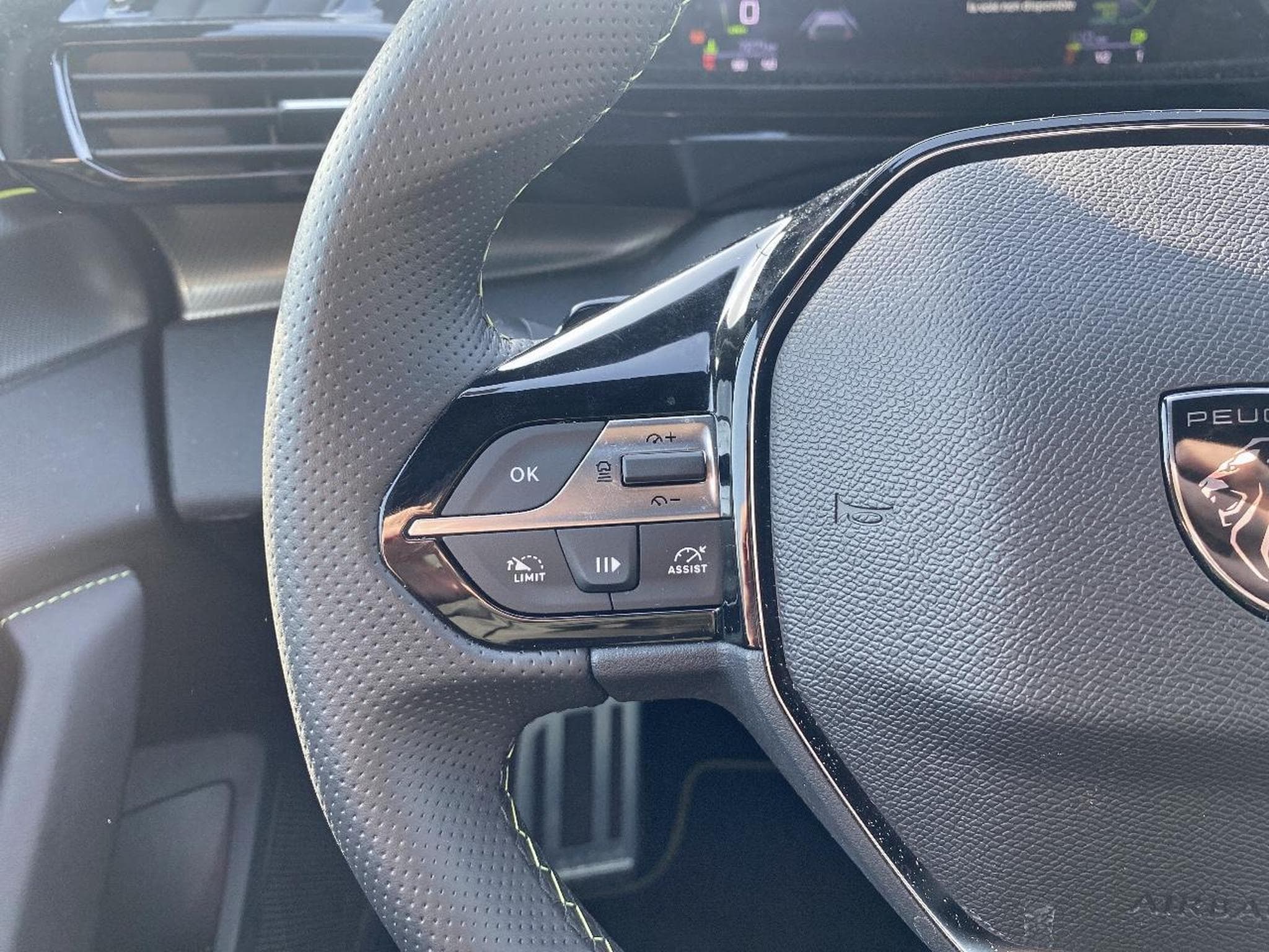 Peugeot 408 HYBRID 145 GT E-DCS6 (2025) - Photo 10
