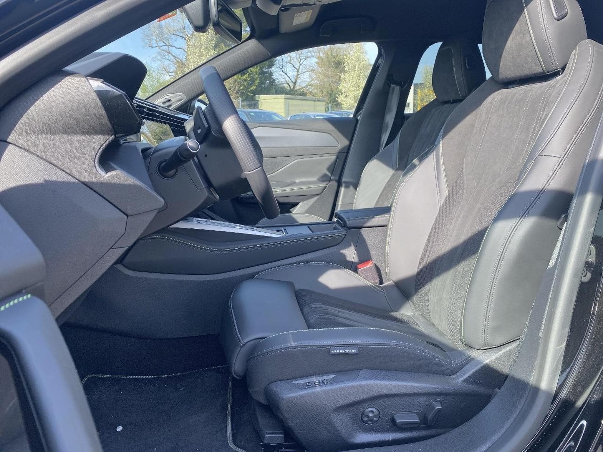 Peugeot 408 HYBRID 145 GT E-DCS6 (2025) - Photo 12