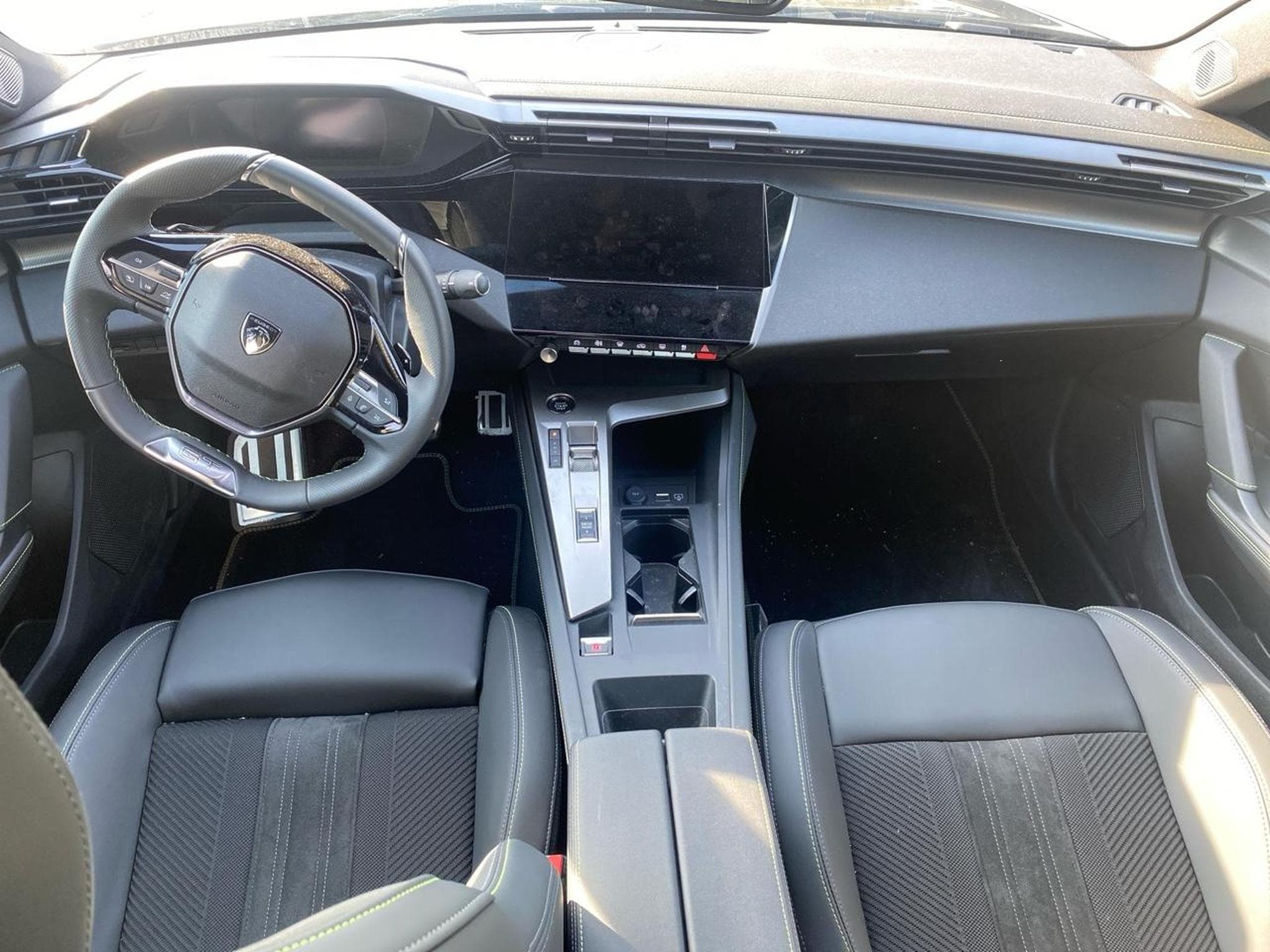 Peugeot 408 HYBRID 145 GT E-DCS6 (2025) - Photo 9
