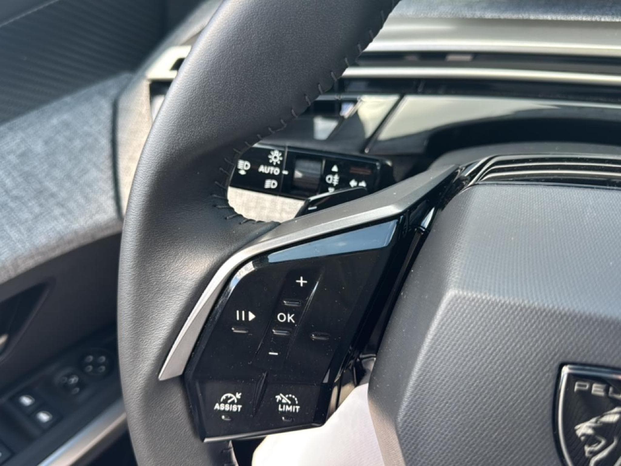 Peugeot 5008 HYBRID 145 ALLURE E-DCS6 (2025) - Photo 12