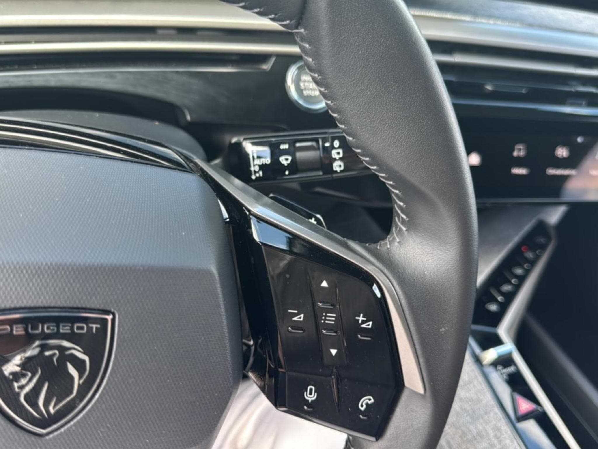Peugeot 5008 HYBRID 145 ALLURE E-DCS6 (2025) - Photo 13