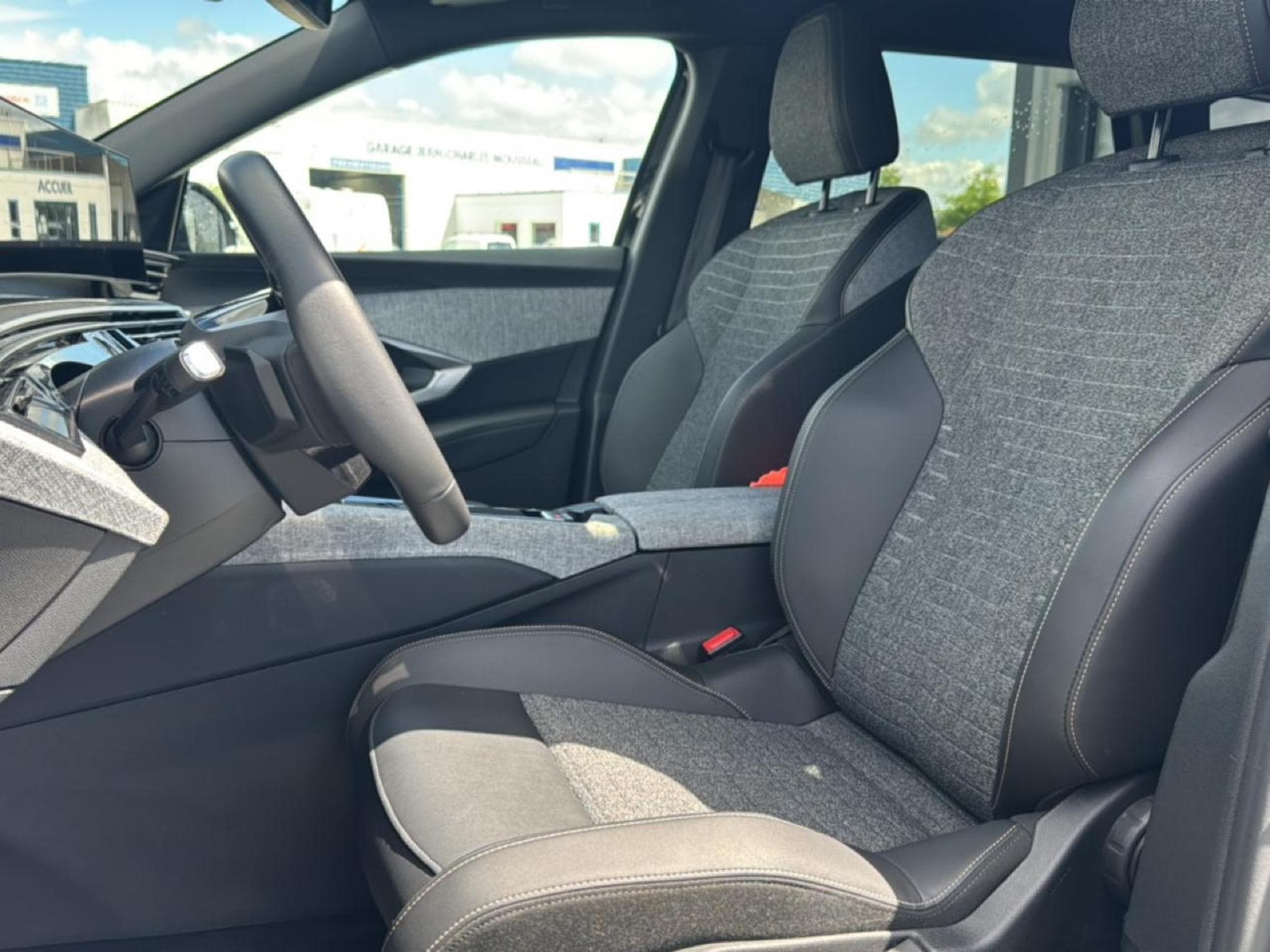Peugeot 5008 HYBRID 145 ALLURE E-DCS6 (2025) - Photo 14