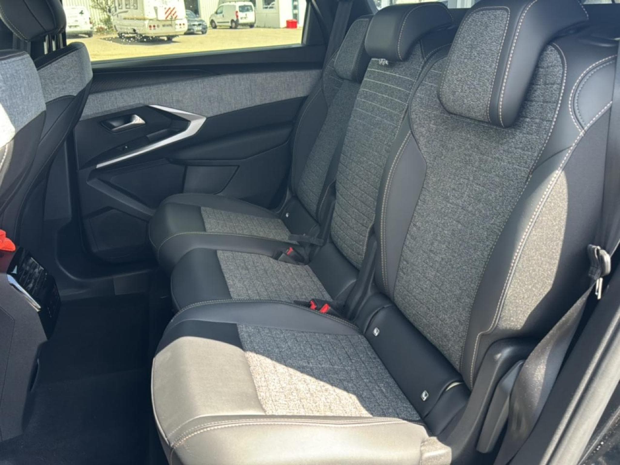 Peugeot 5008 HYBRID 145 ALLURE E-DCS6 (2025) - Photo 16