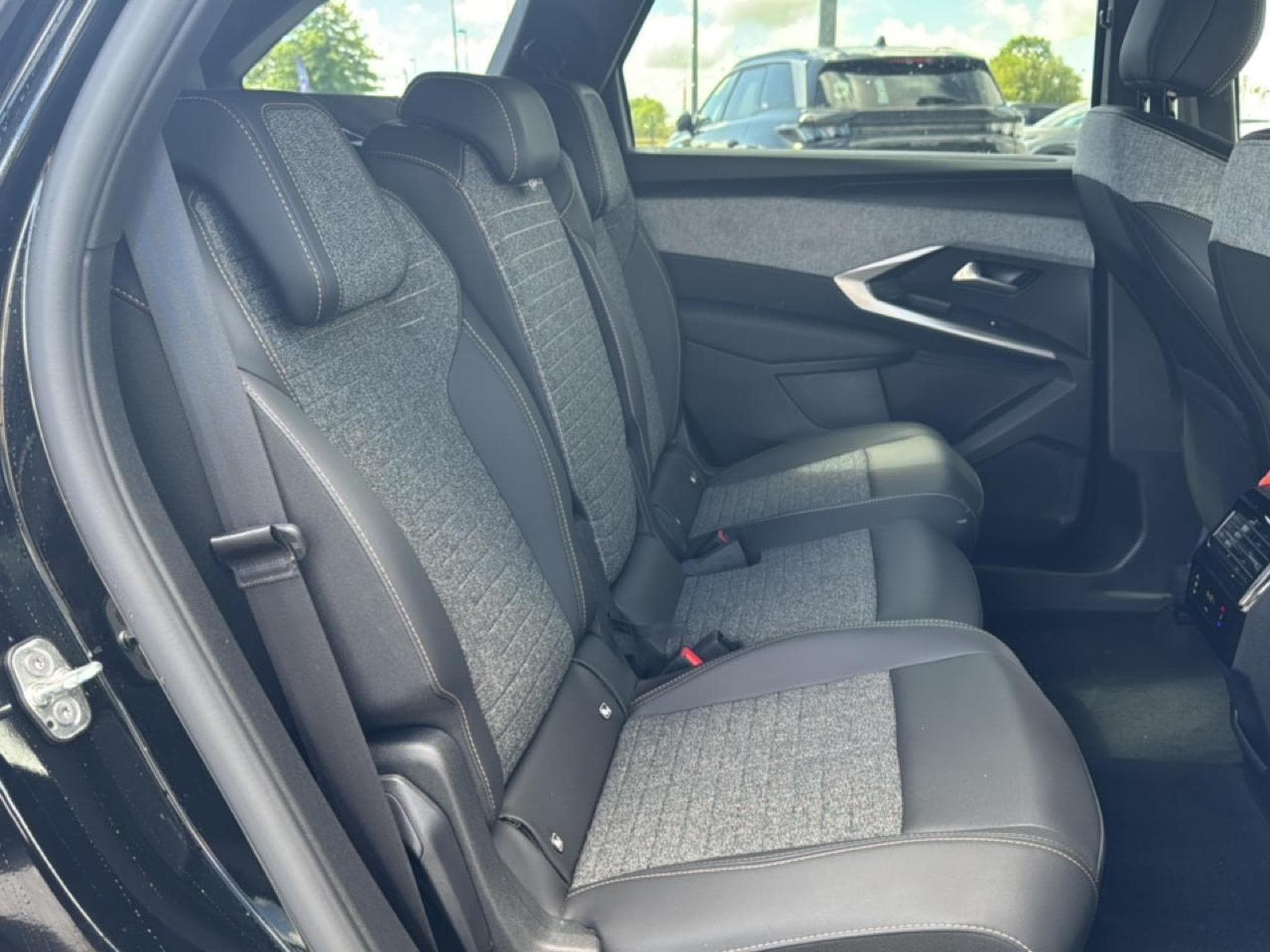 Peugeot 5008 HYBRID 145 ALLURE E-DCS6 (2025) - Photo 17