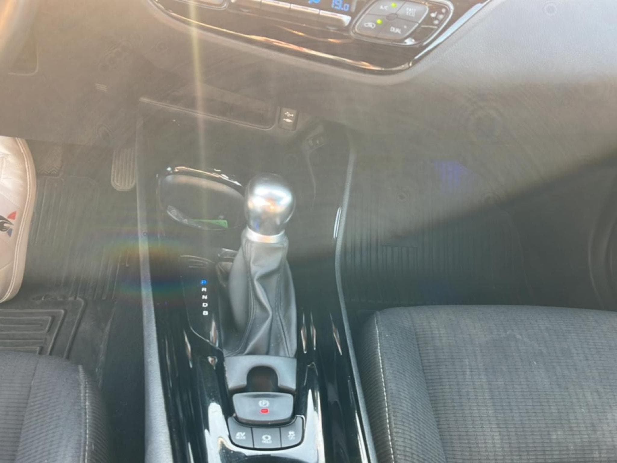 Toyota C-HR 122 GRAPHIC 2WD E-CVT RC18 (2019) - Foto 19