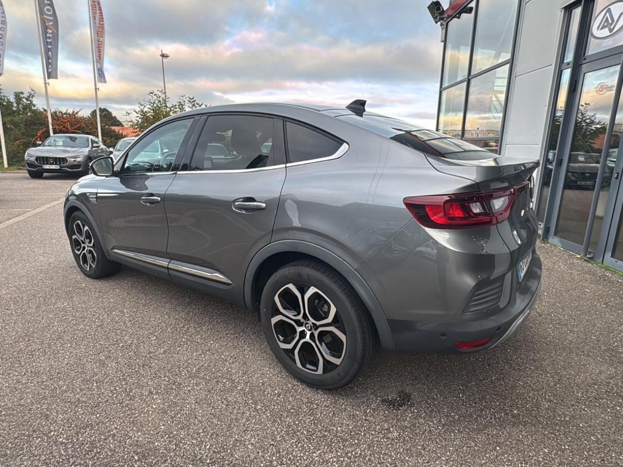 Renault ARKANA 1.6 E-TECH HYBRIDE 145 TECHNO (2022) - Foto 14