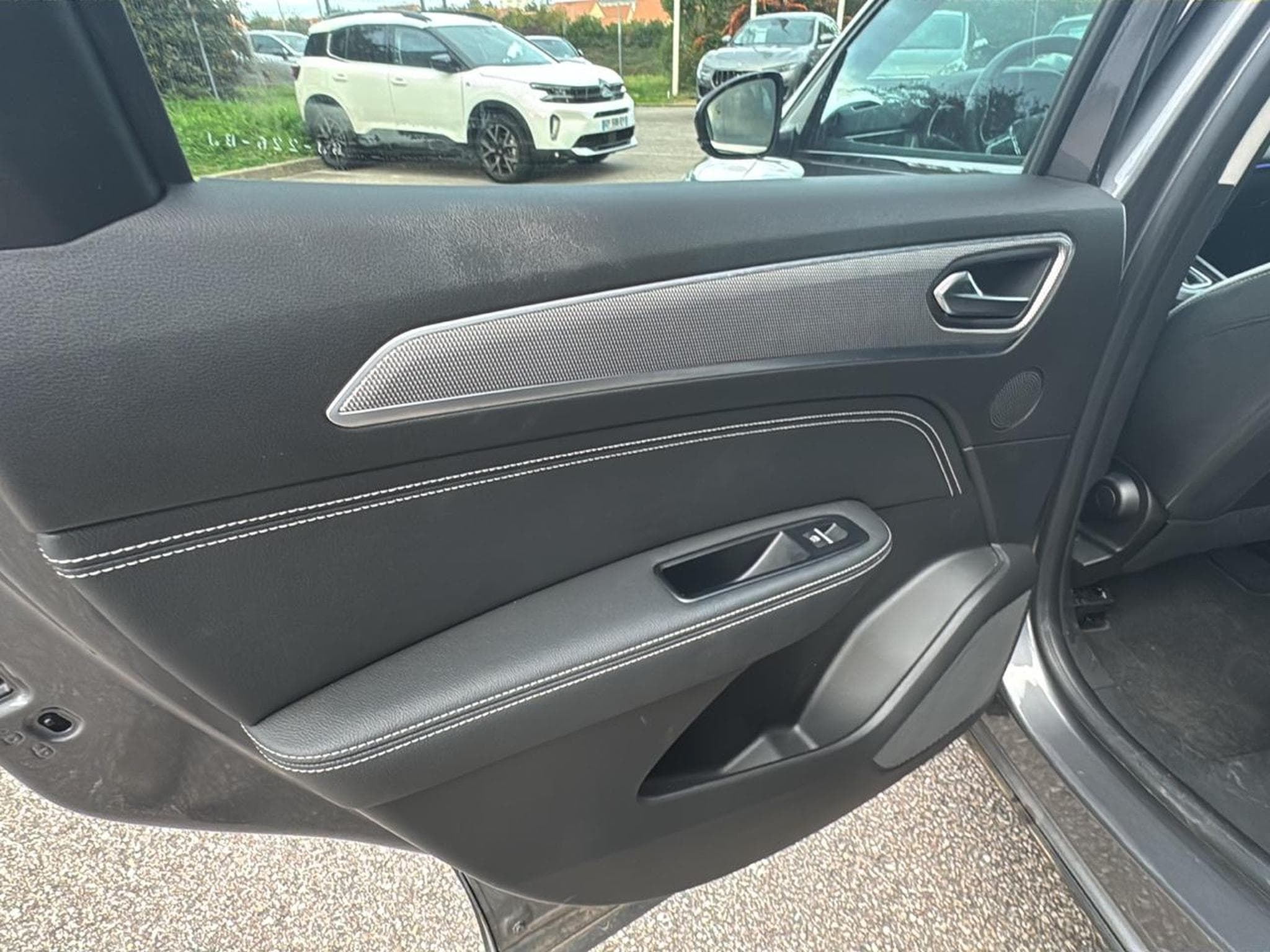Renault ARKANA 1.6 E-TECH HYBRIDE 145 TECHNO (2022) - Foto 18