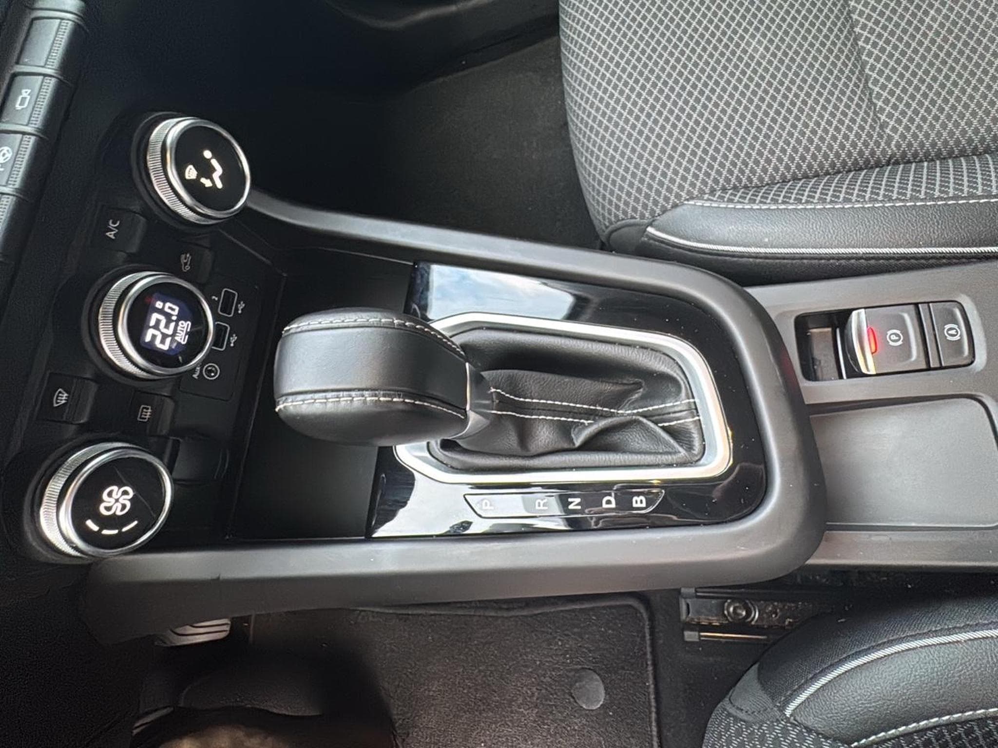 Renault ARKANA 1.6 E-TECH HYBRIDE 145 TECHNO (2022) - Foto 20