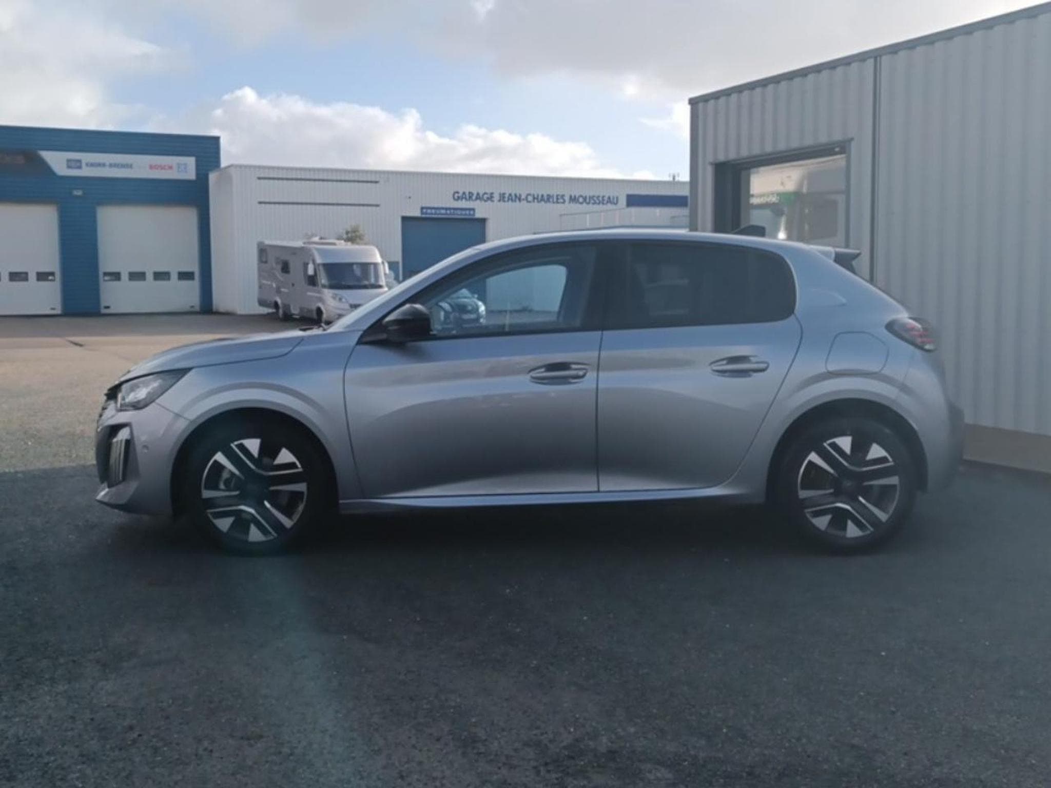 Peugeot 208 1.2 100 ALLURE (2025) - Foto 8