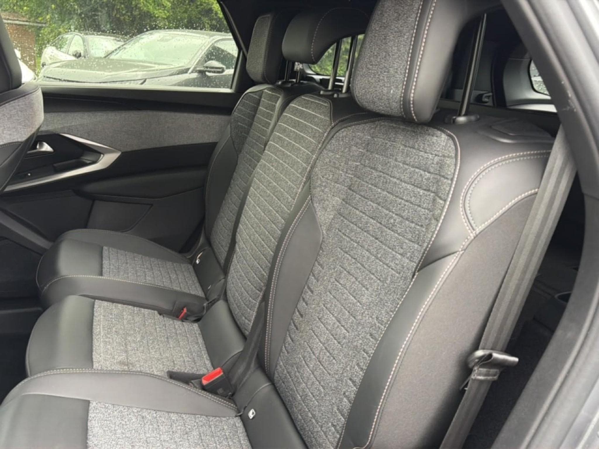Peugeot 5008 HYBRID 145 ALLURE E-DCS6 (2025) - Foto 14