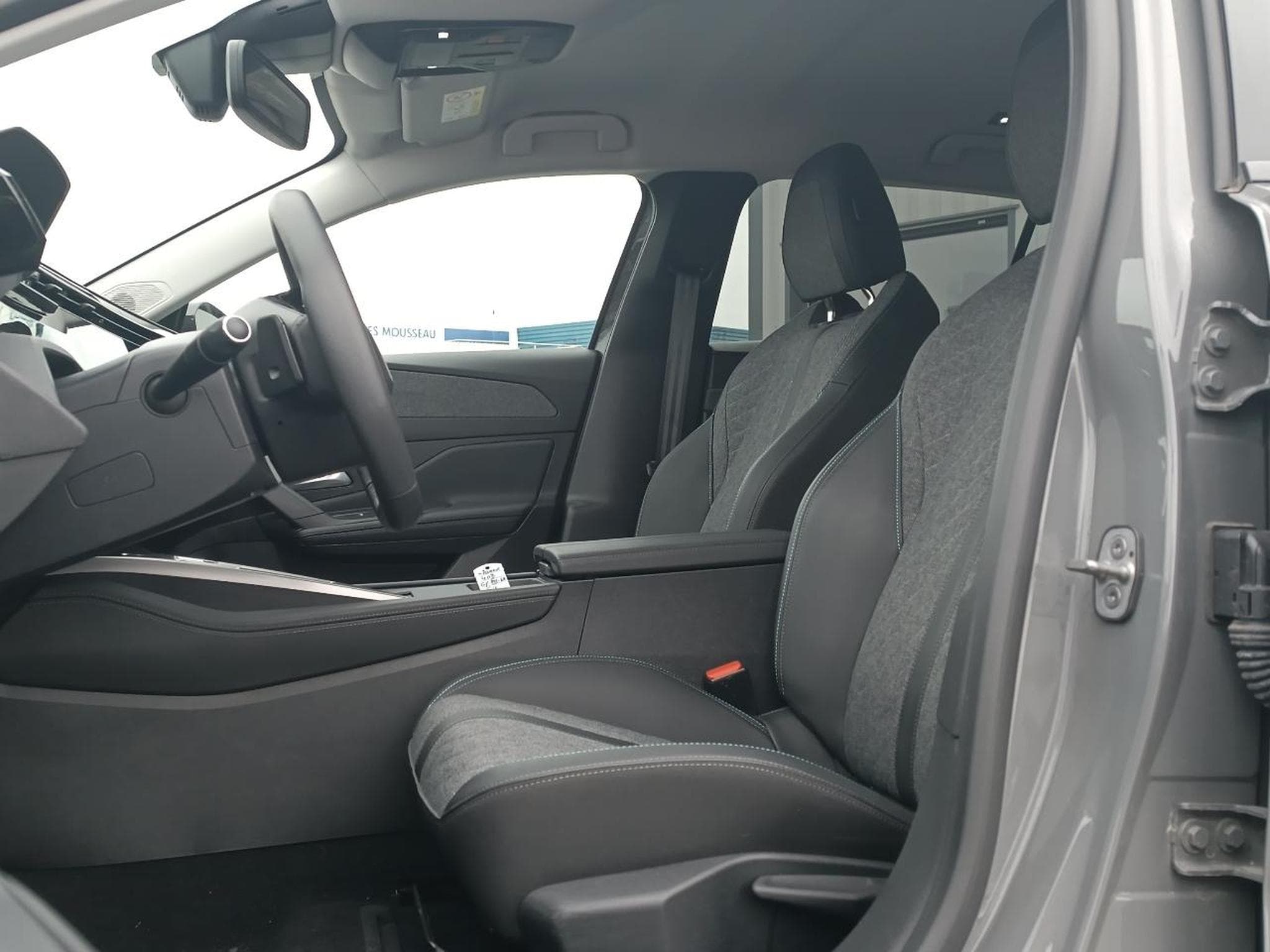 Peugeot 408 HYBRID 145 ALLURE E-DCS6 (2024) - Foto 13