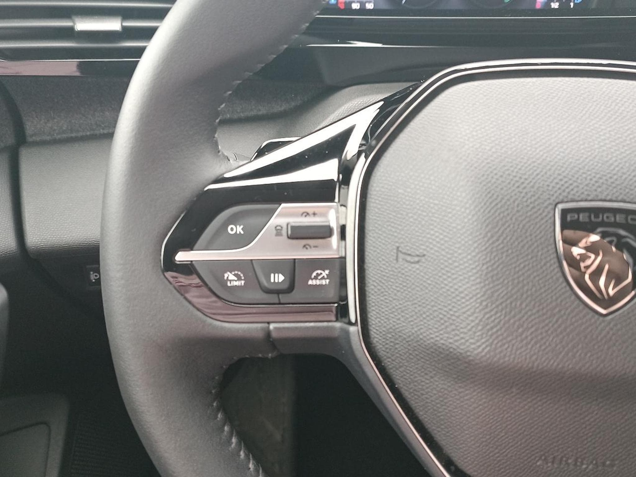 Peugeot 408 HYBRID 145 ALLURE E-DCS6 (2024) - Foto 15