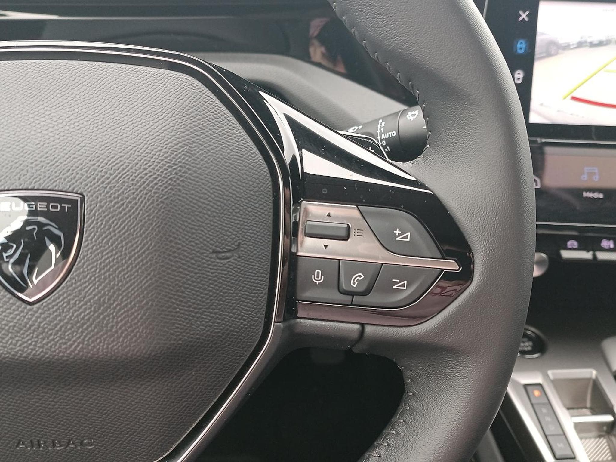 Peugeot 408 HYBRID 145 ALLURE E-DCS6 (2024) - Foto 17