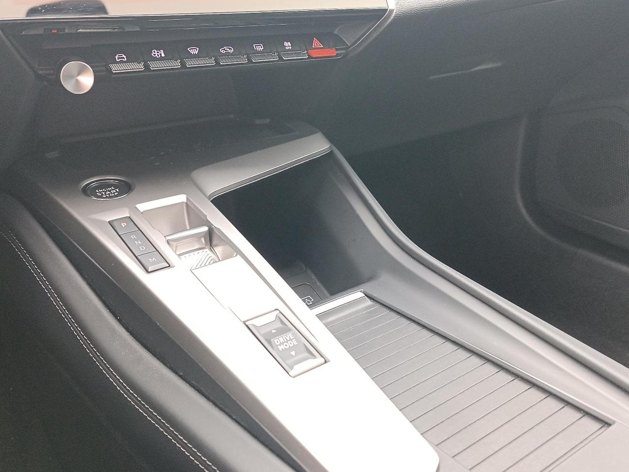 Peugeot 408 HYBRID 145 ALLURE E-DCS6 (2024) - Foto 20