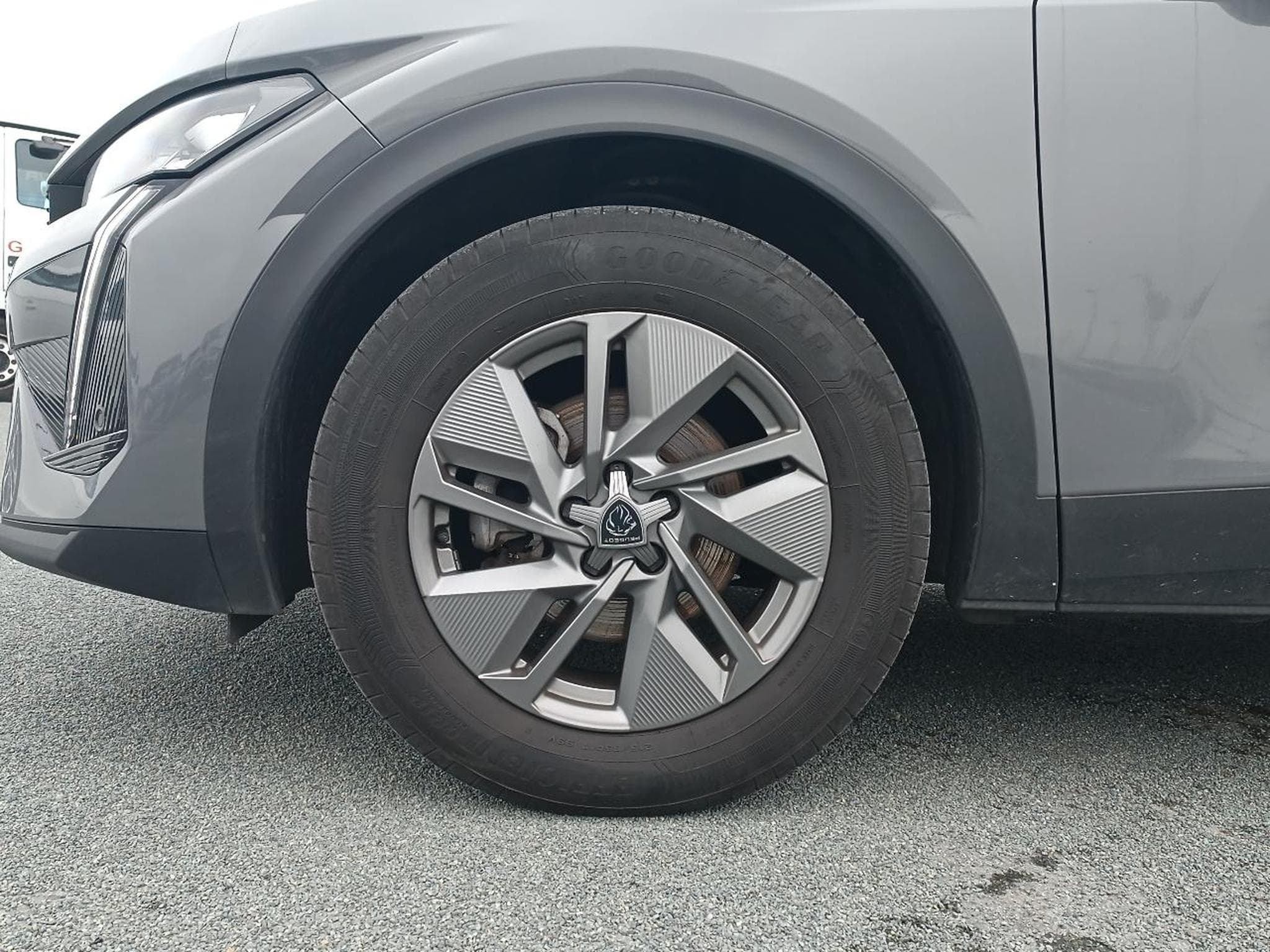 Peugeot 408 HYBRID 145 ALLURE E-DCS6 (2024) - Foto 9