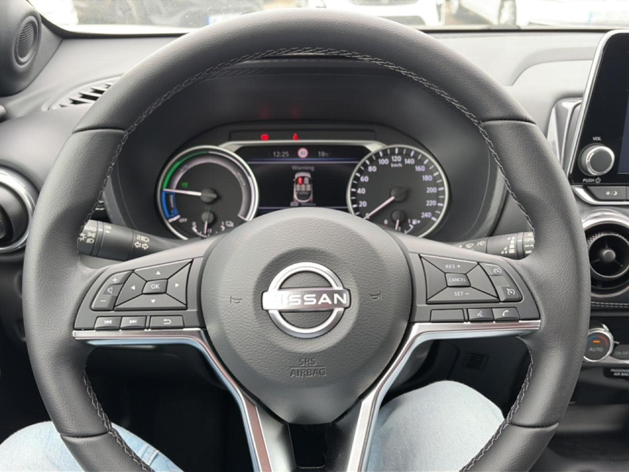 Nissan JUKE 1.6 HYBRID 143 N-CONNECTA (2023) - Foto 13