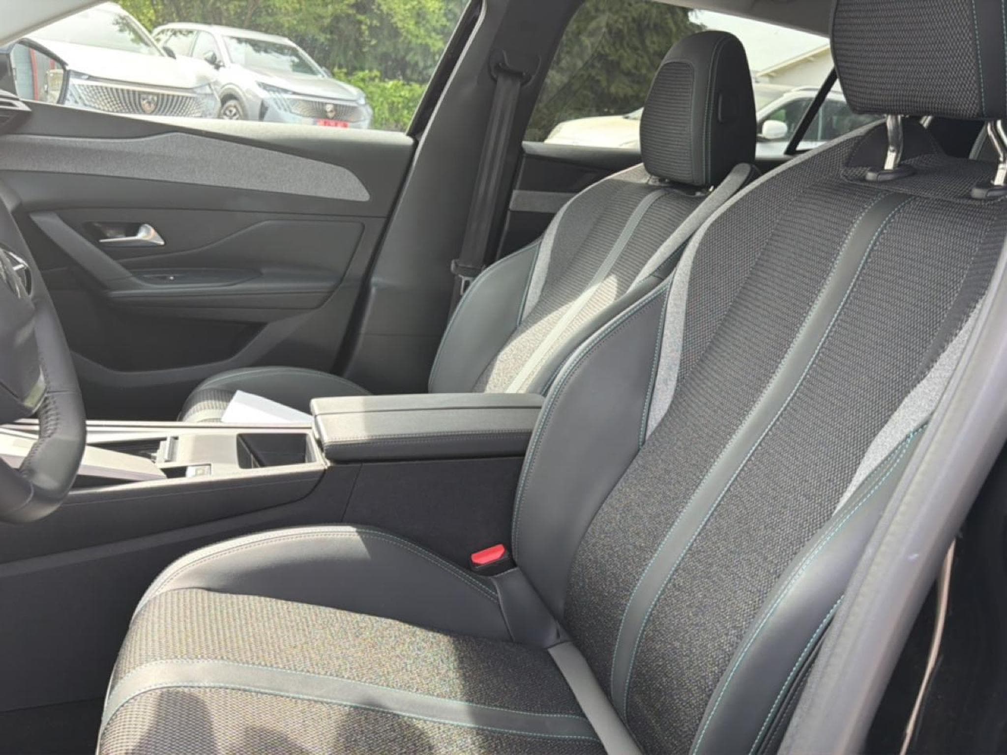 Peugeot 408 HYBRID 136 ALLURE E-DCS6 (2024) - Foto 12
