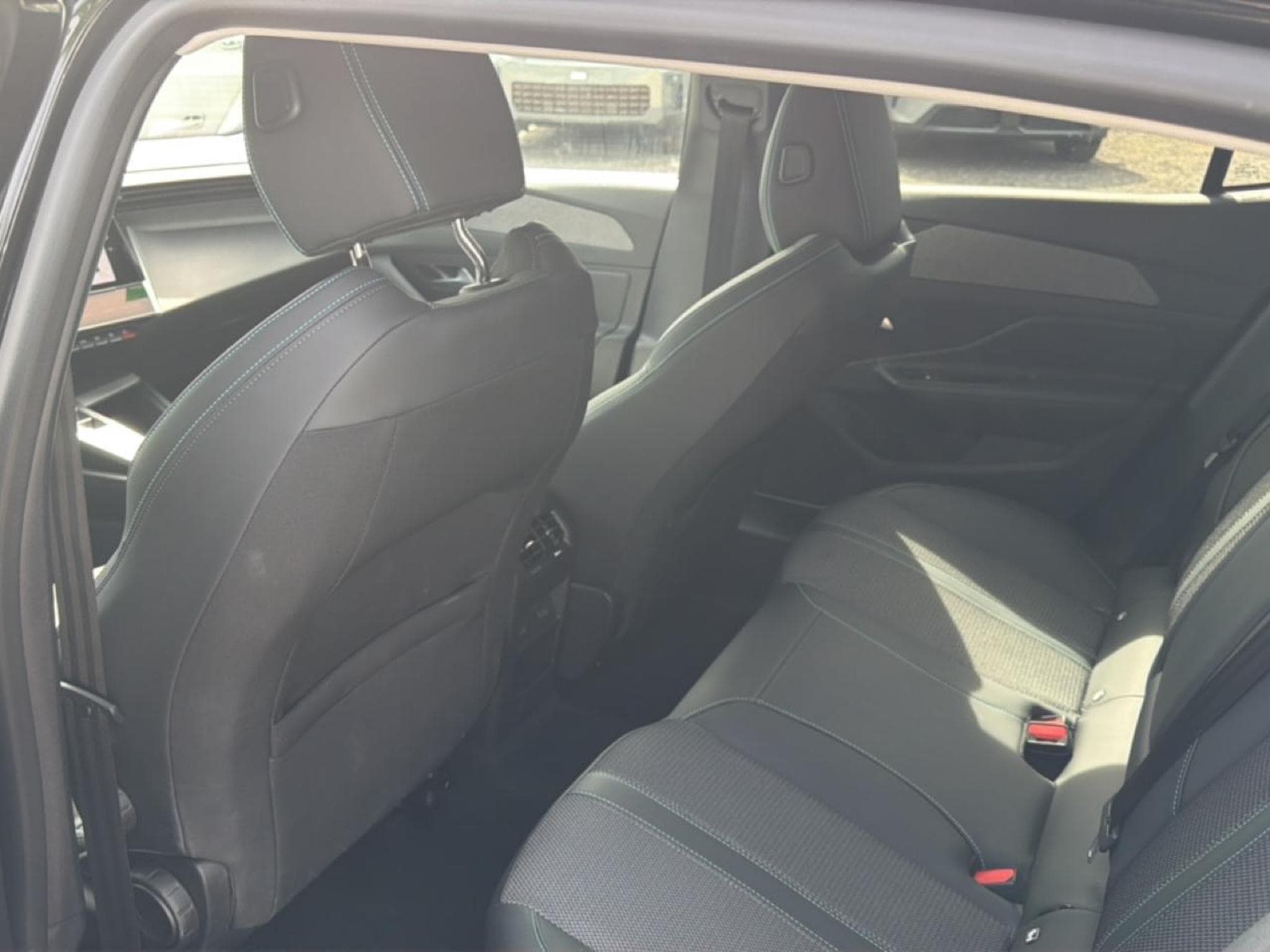 Peugeot 408 HYBRID 136 ALLURE E-DCS6 (2024) - Foto 13