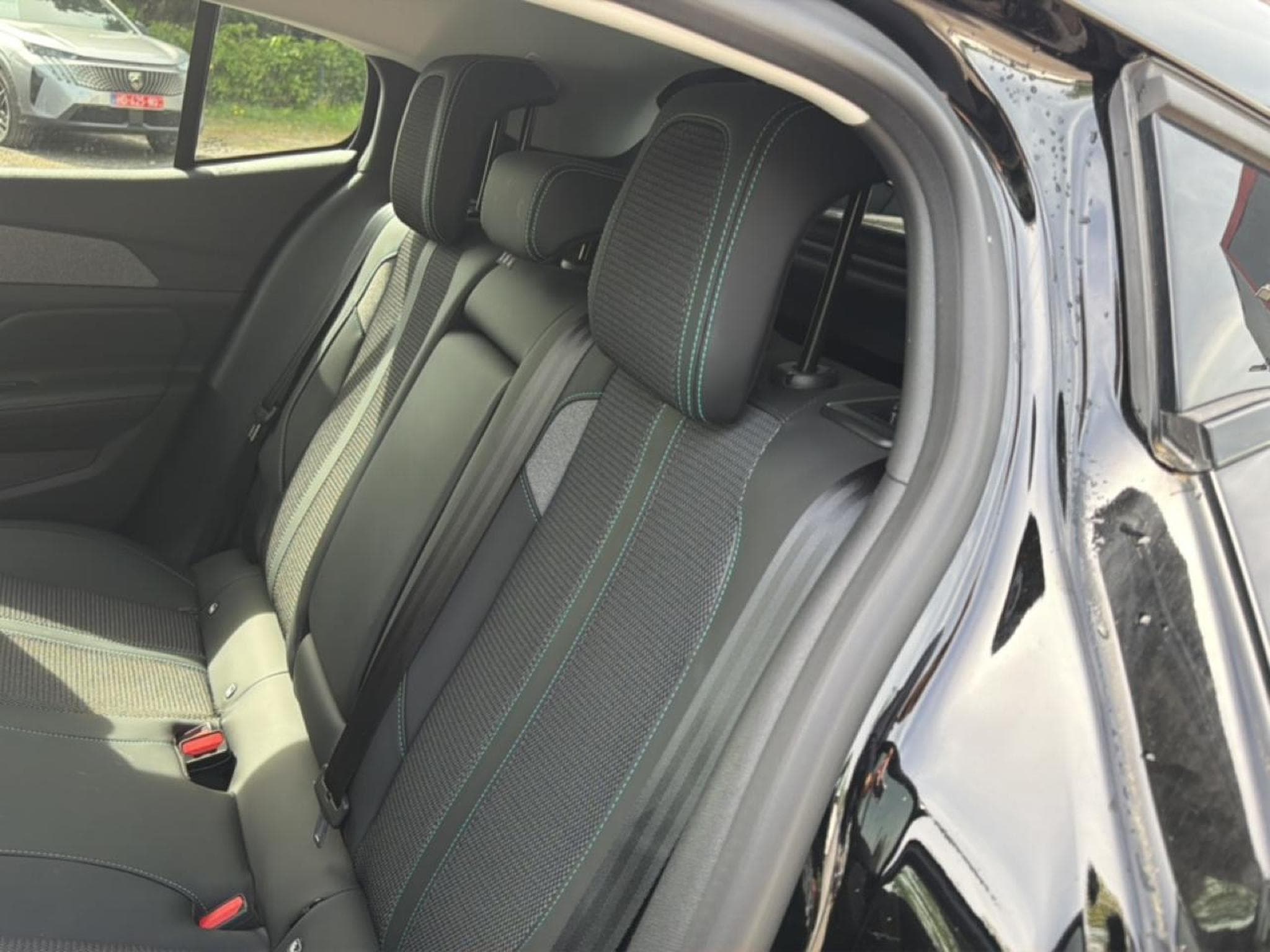 Peugeot 408 HYBRID 136 ALLURE E-DCS6 (2024) - Foto 14