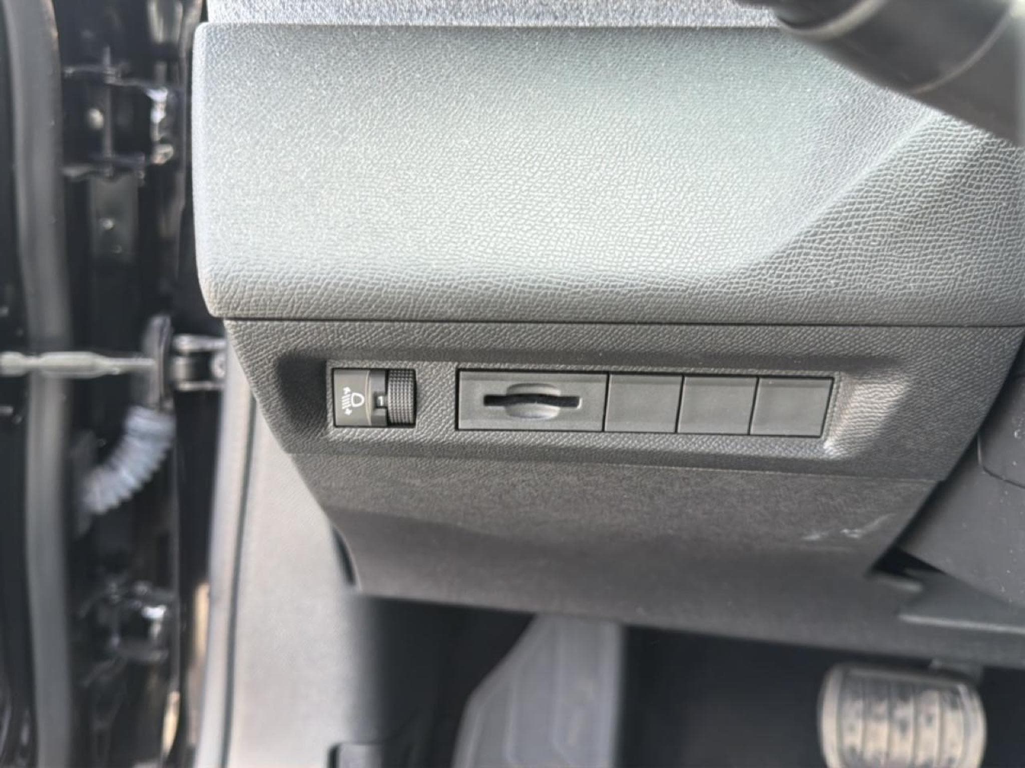 Peugeot 408 HYBRID 136 ALLURE E-DCS6 (2024) - Foto 17