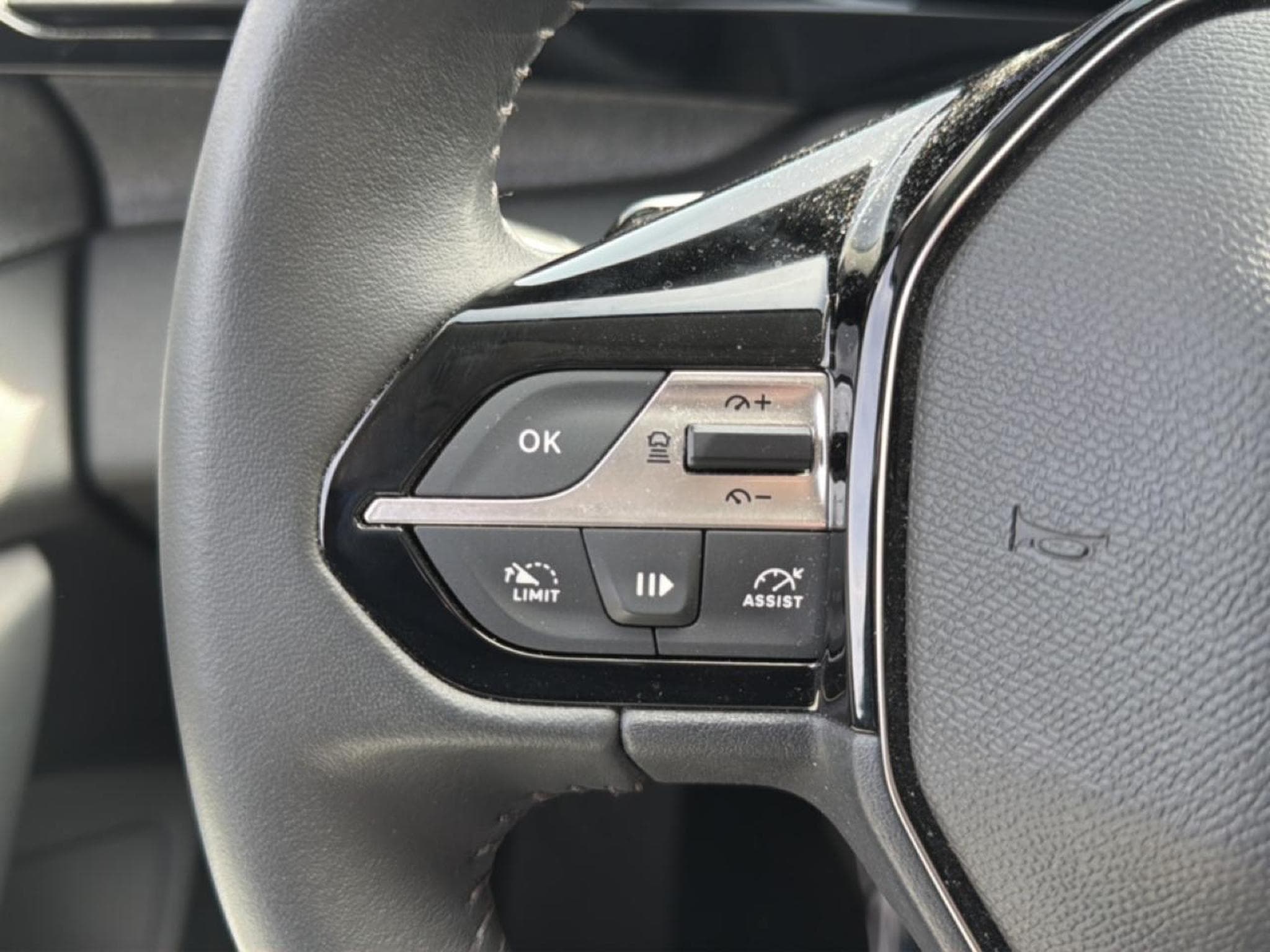 Peugeot 408 HYBRID 136 ALLURE E-DCS6 (2024) - Foto 18
