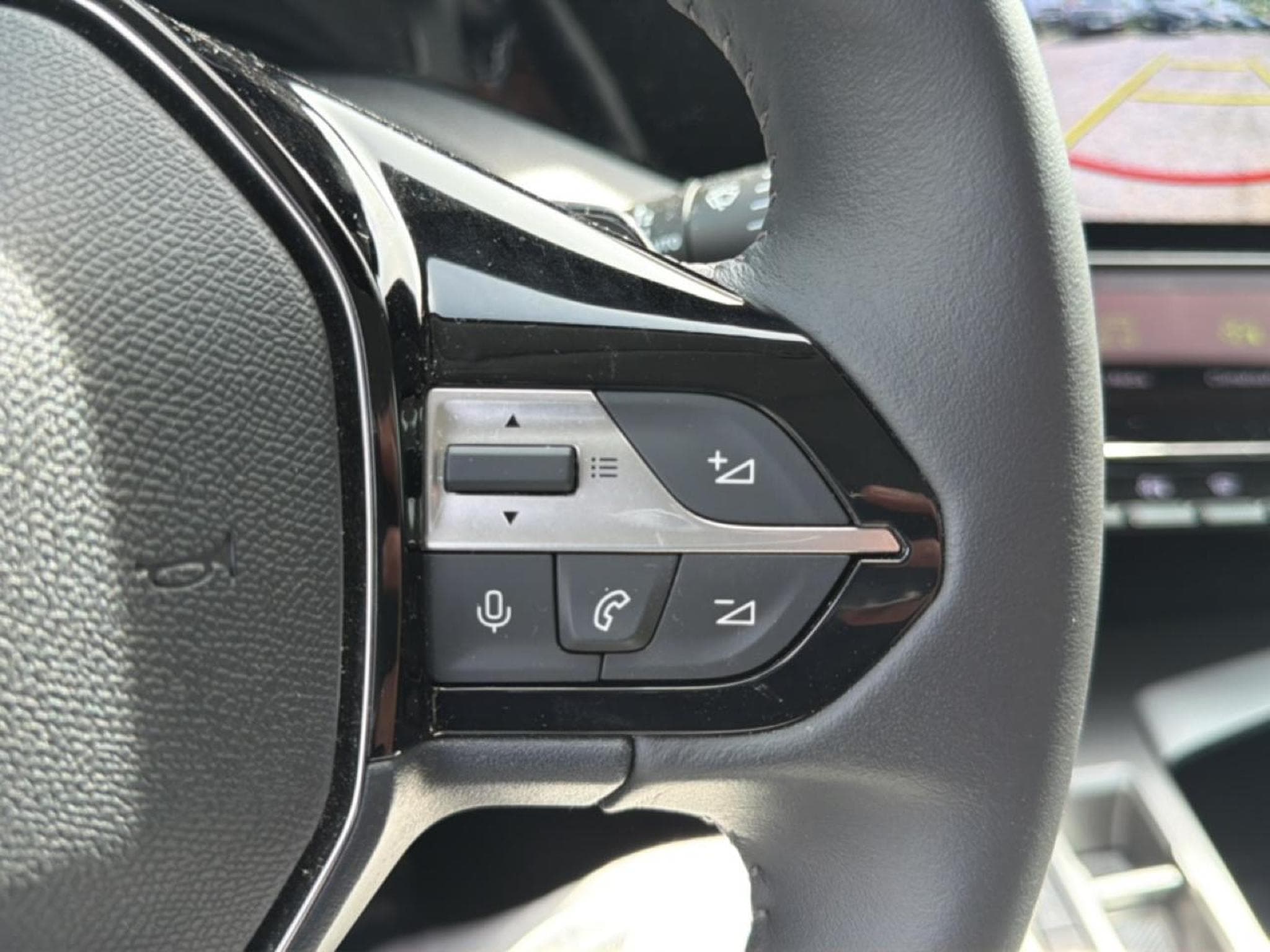 Peugeot 408 HYBRID 136 ALLURE E-DCS6 (2024) - Foto 19