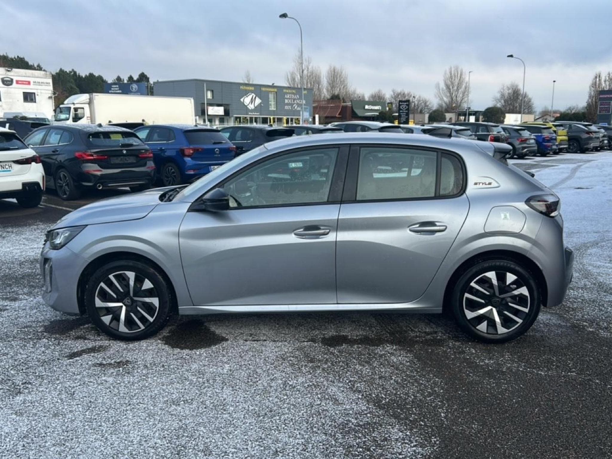 Peugeot 208 1.2 100 STYLE (2025) - Foto 8