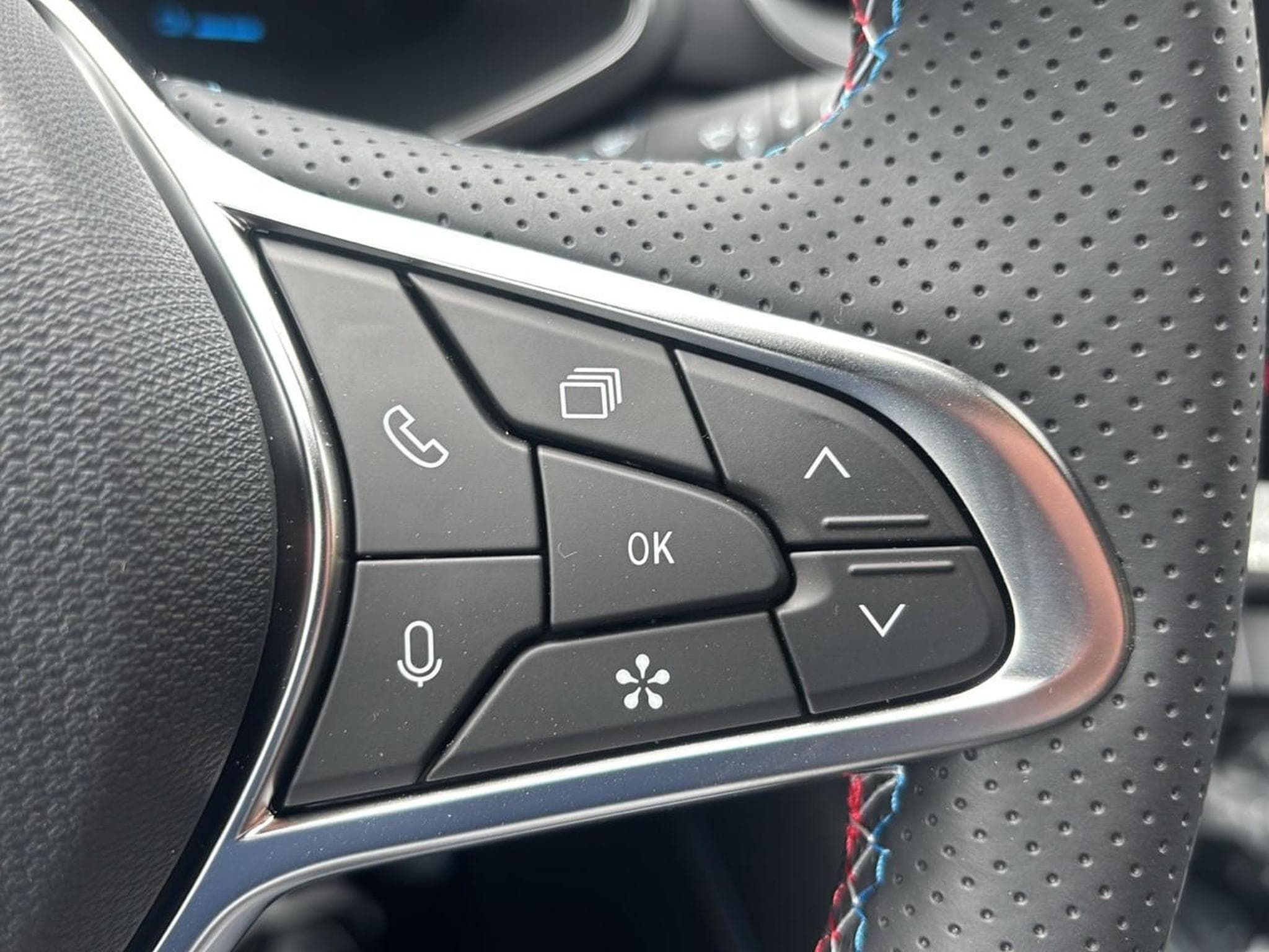 Renault CAPTUR II 1.8 E-TECH FULL HYBRID 160 ESPRIT ALPINE (2025) - Photo 16