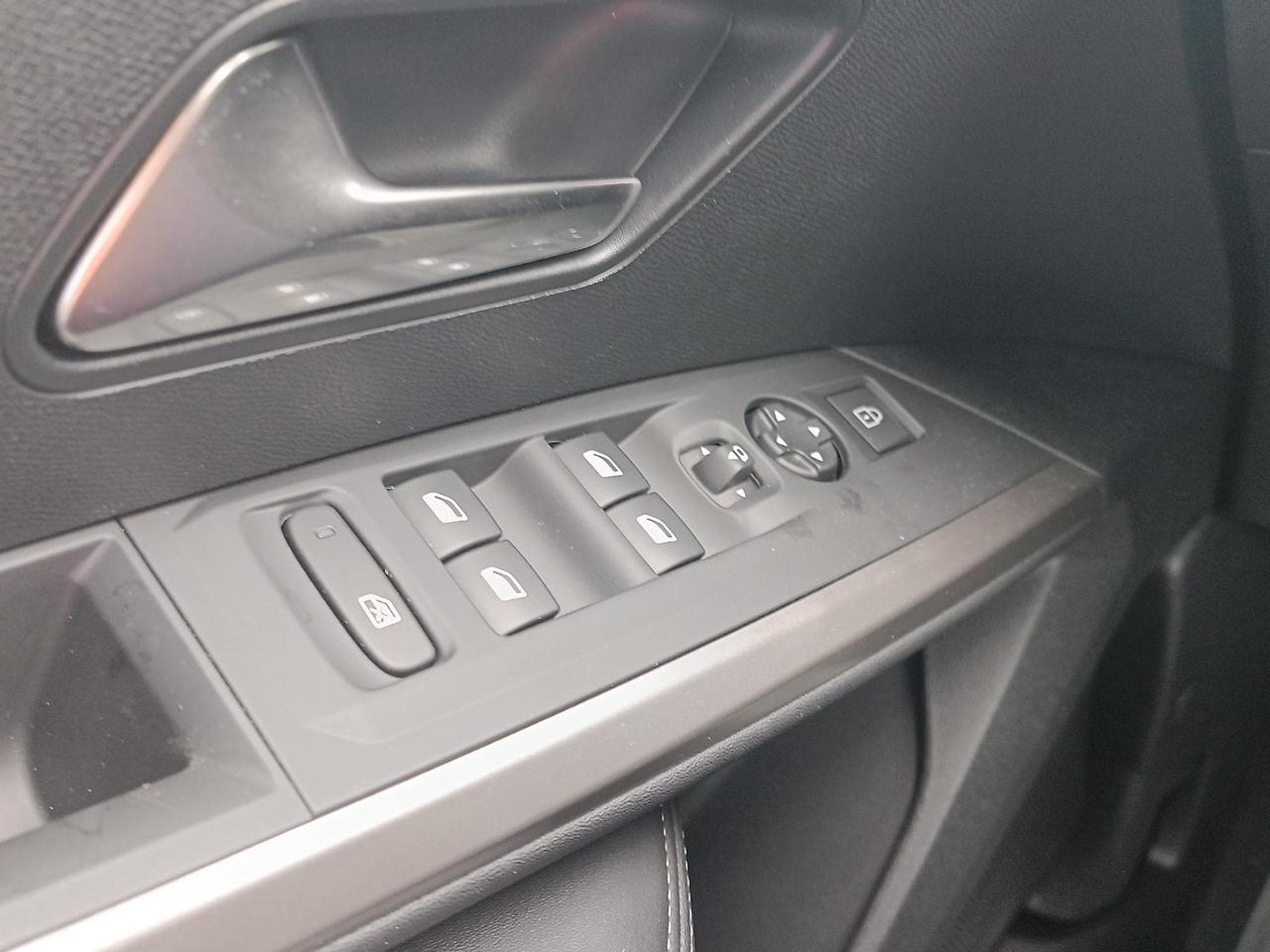 Peugeot 5008 HYBRID 145 ALLURE E-DCS6 (2025) - Photo 11