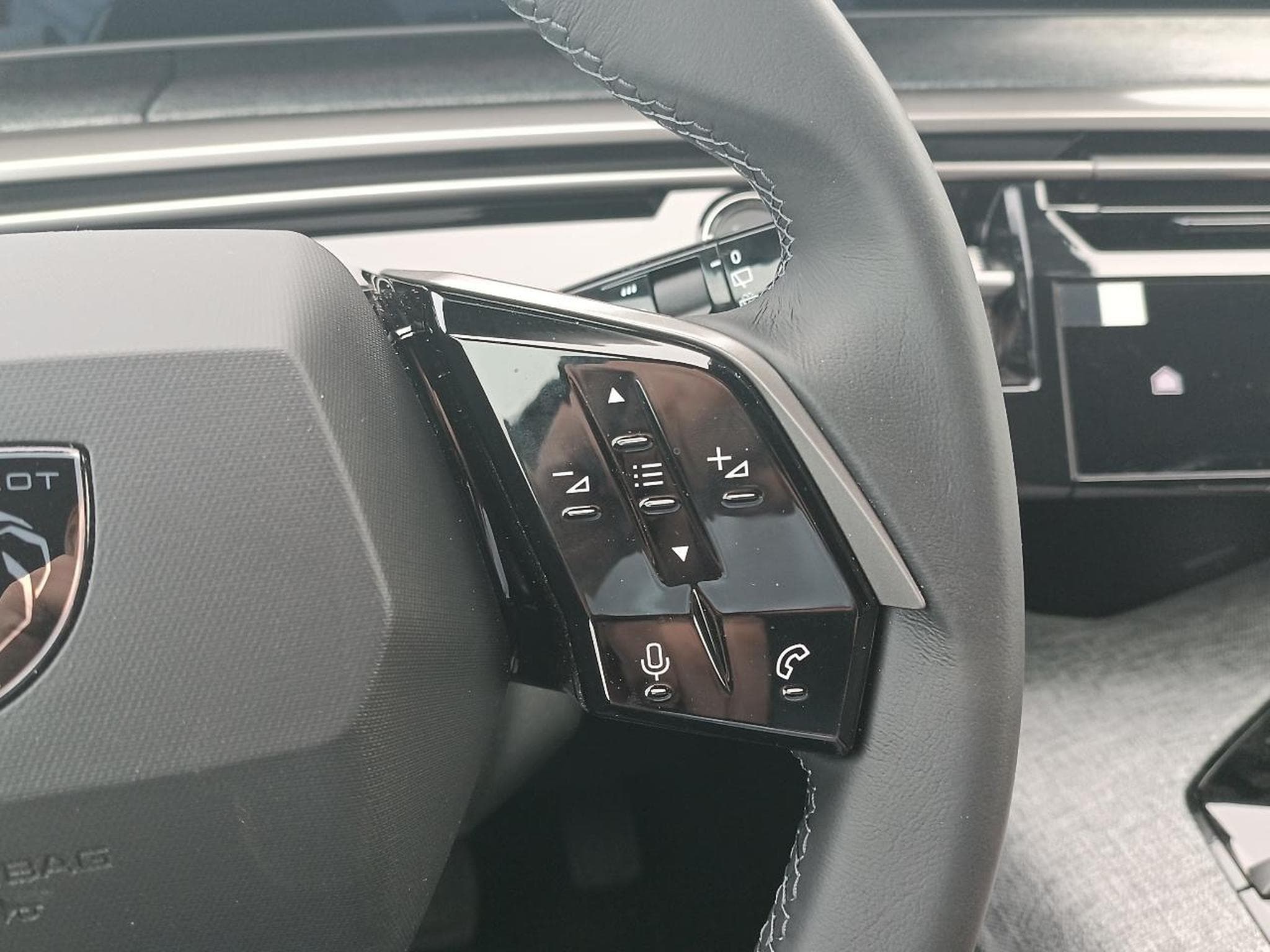 Peugeot 5008 HYBRID 145 ALLURE E-DCS6 (2025) - Photo 15