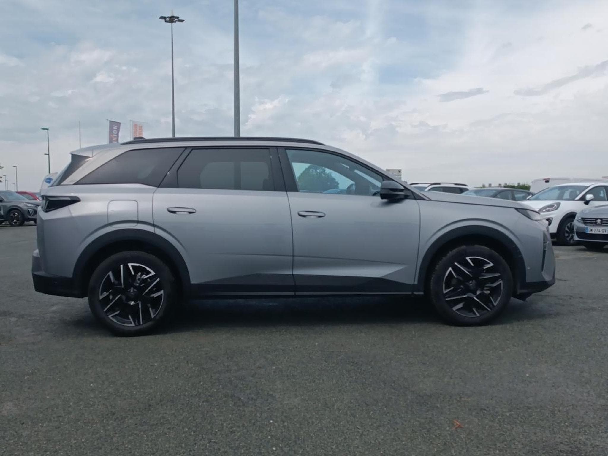 Peugeot 5008 HYBRID 145 ALLURE E-DCS6 (2025) - Photo 4