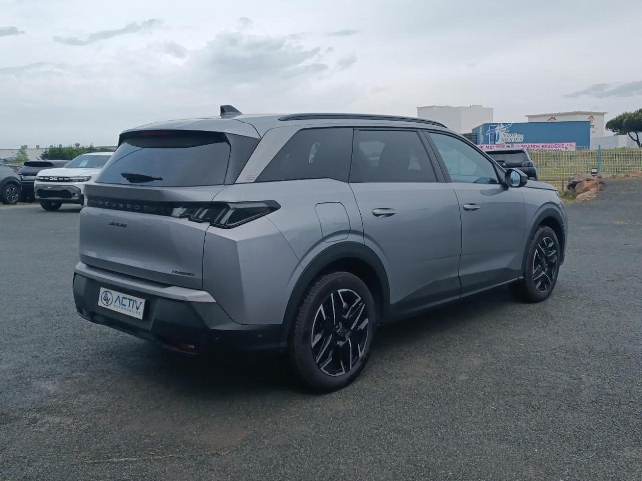 Peugeot 5008 HYBRID 145 ALLURE E-DCS6 (2025) - Photo 5