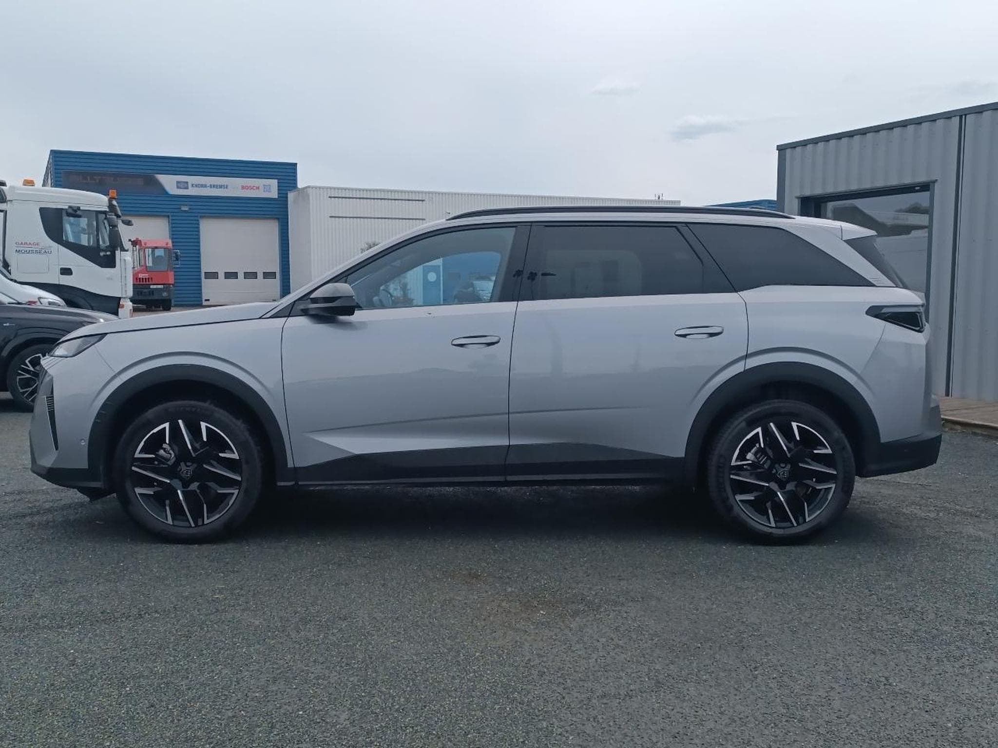 Peugeot 5008 HYBRID 145 ALLURE E-DCS6 (2025) - Photo 8