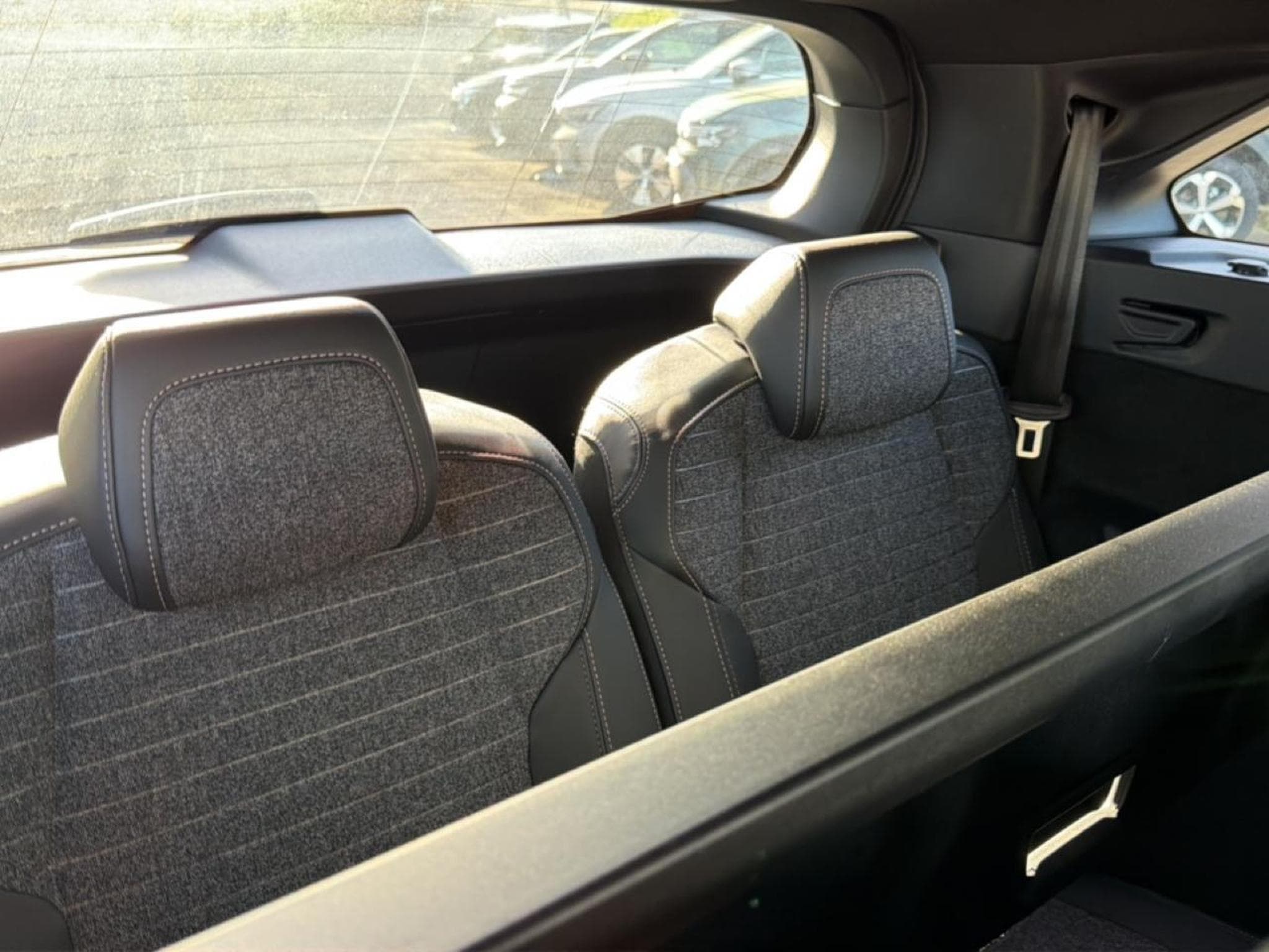 Peugeot 5008 HYBRID 145 ALLURE E-DCS6 (2025) - Photo 10
