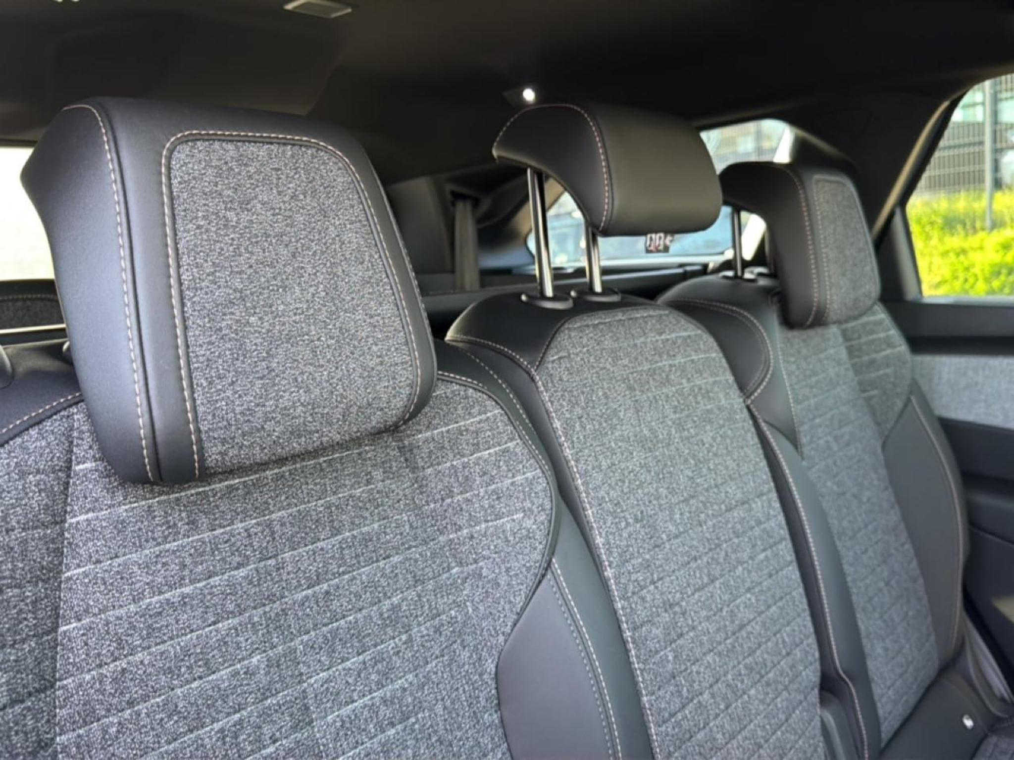 Peugeot 5008 HYBRID 145 ALLURE E-DCS6 (2025) - Photo 11