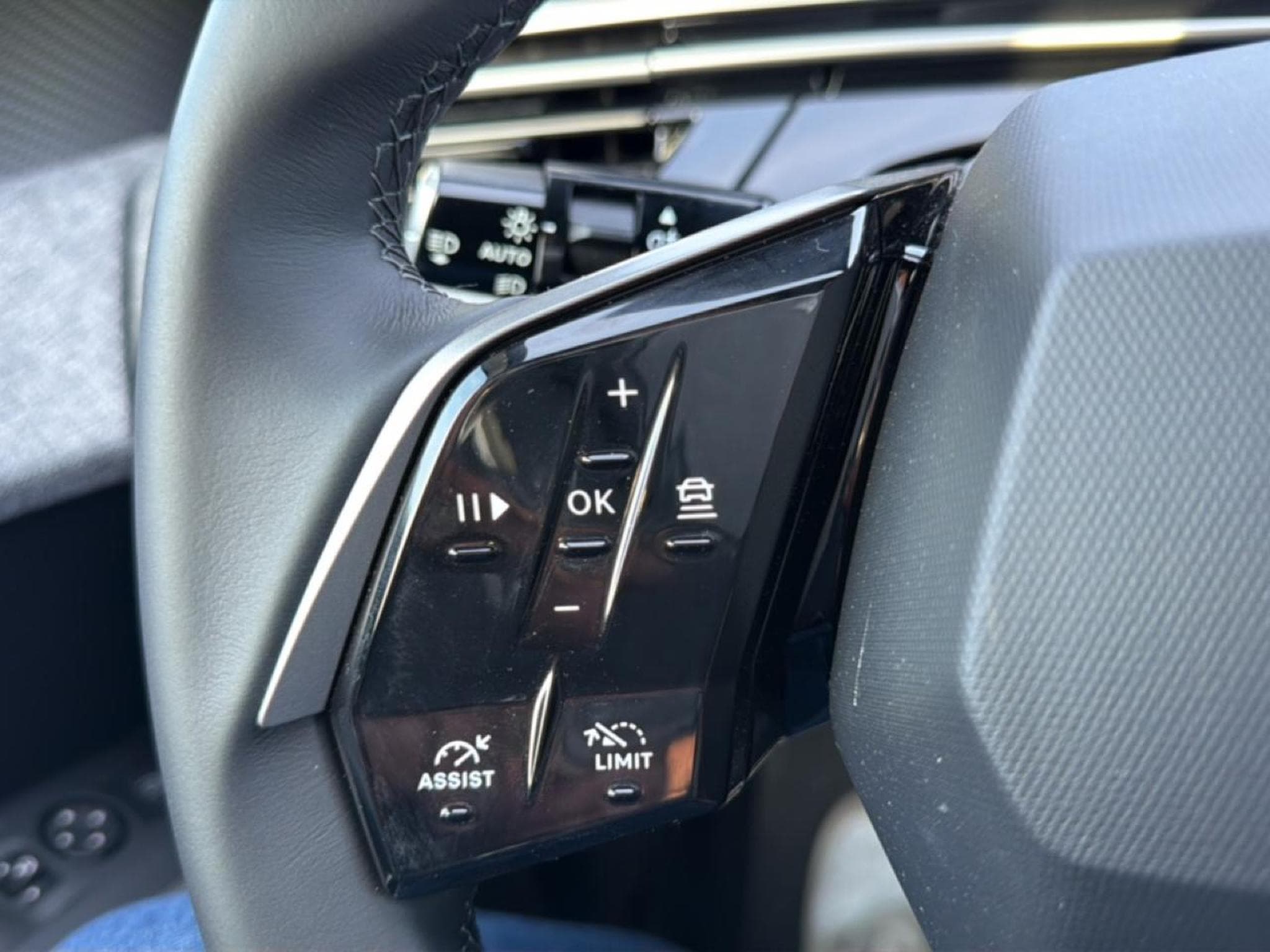 Peugeot 5008 HYBRID 145 ALLURE E-DCS6 (2025) - Photo 15