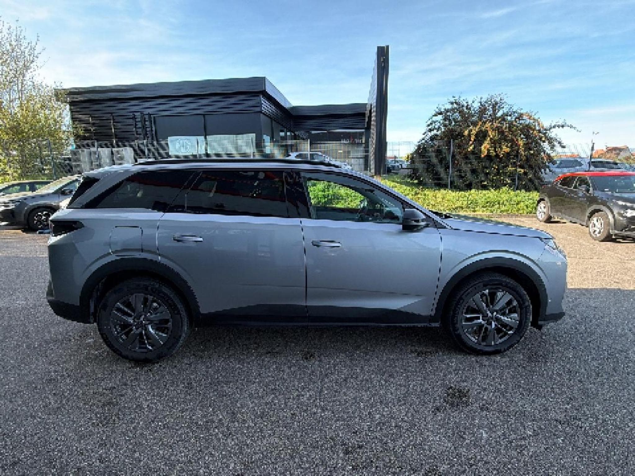 Peugeot 5008 HYBRID 145 ALLURE E-DCS6 (2025) - Photo 4
