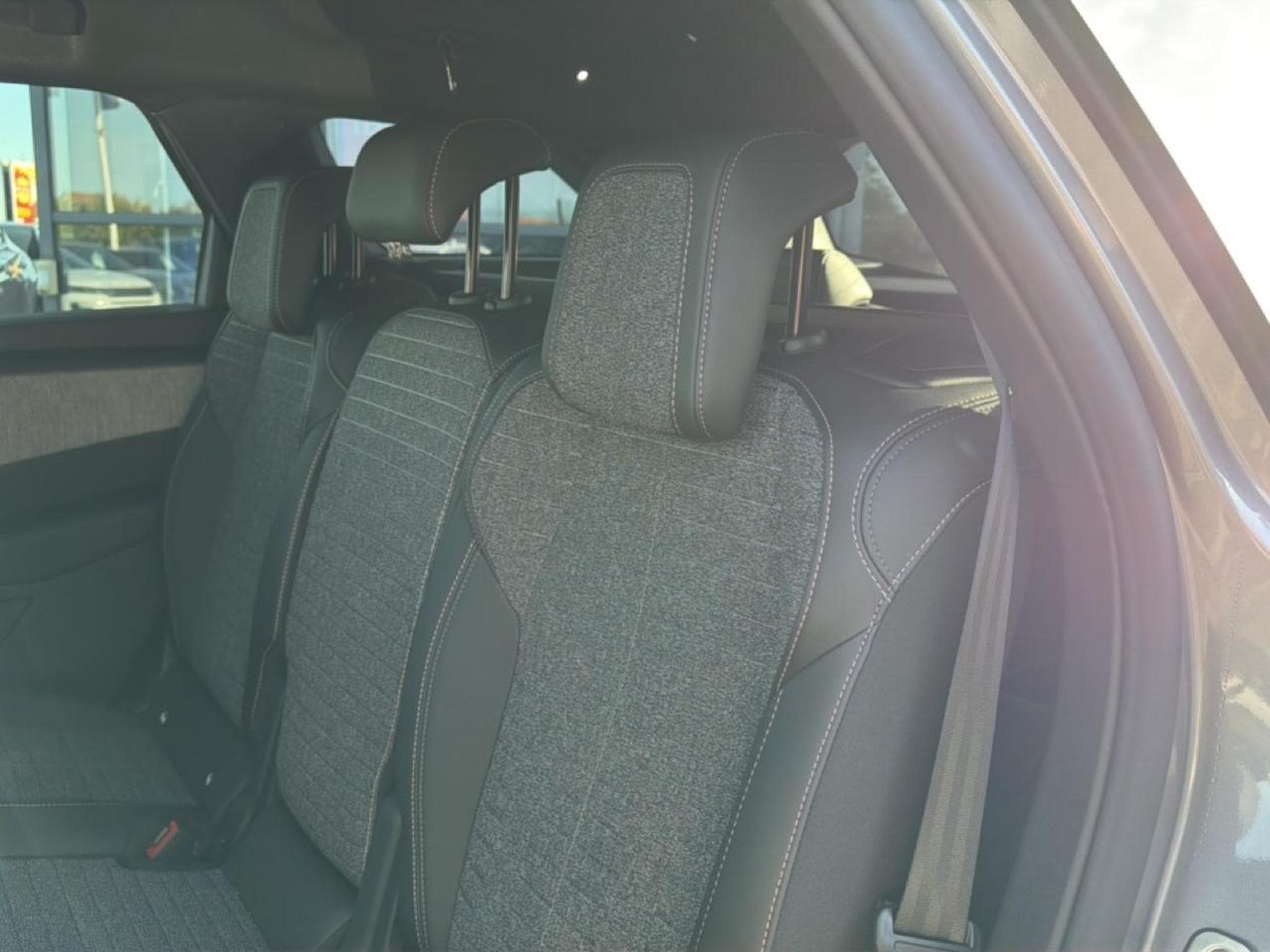 Peugeot 5008 HYBRID 145 ALLURE E-DCS6 (2025) - Photo 6