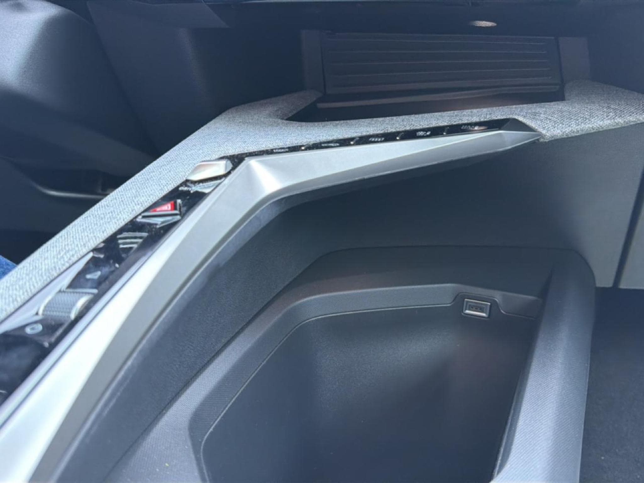Peugeot 5008 HYBRID 145 ALLURE E-DCS6 (2025) - Photo 8