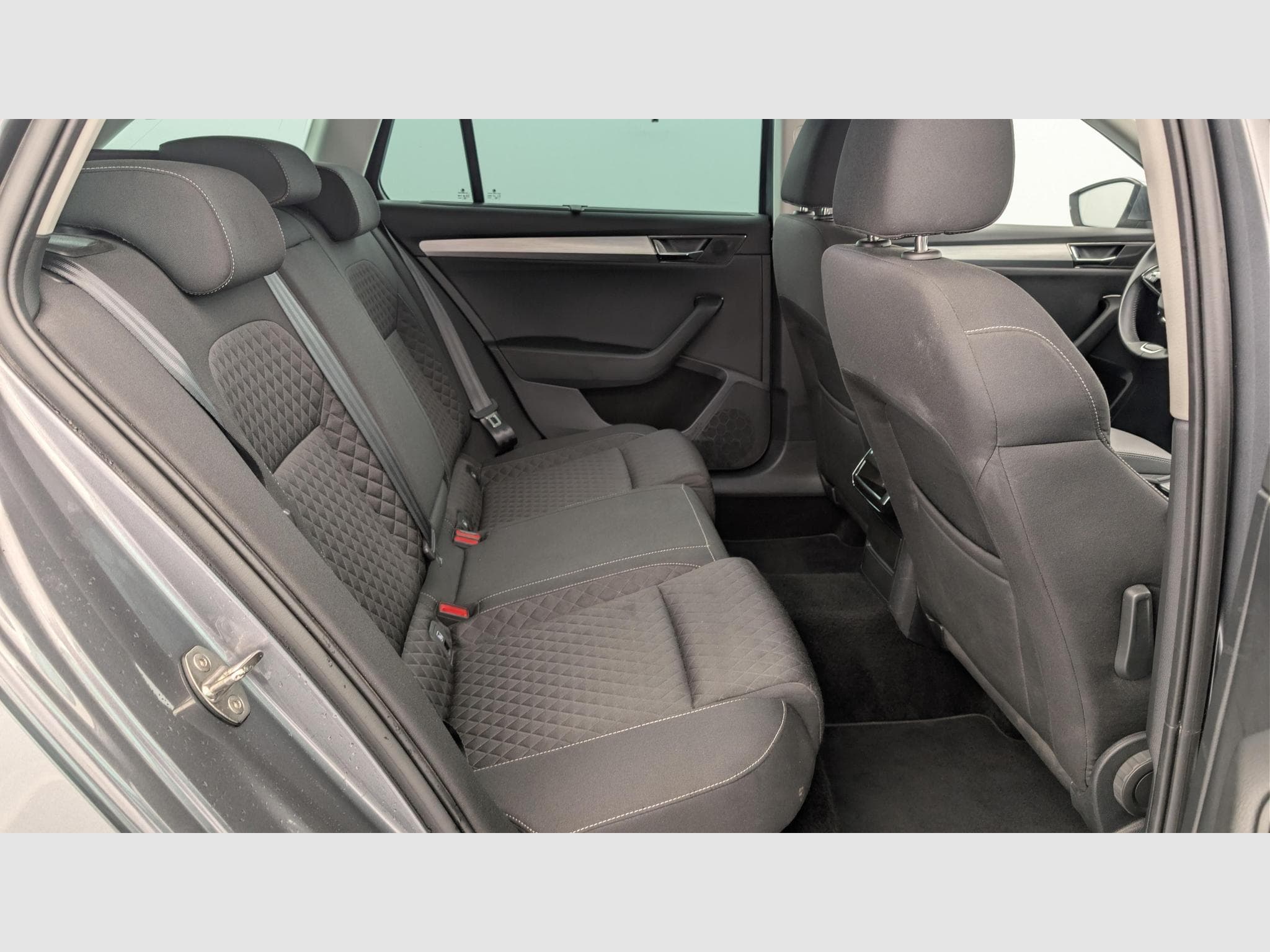 Skoda Superb 2.0 TDI 150 SCR DSG7 BUSINESS (2024) - Photo 10