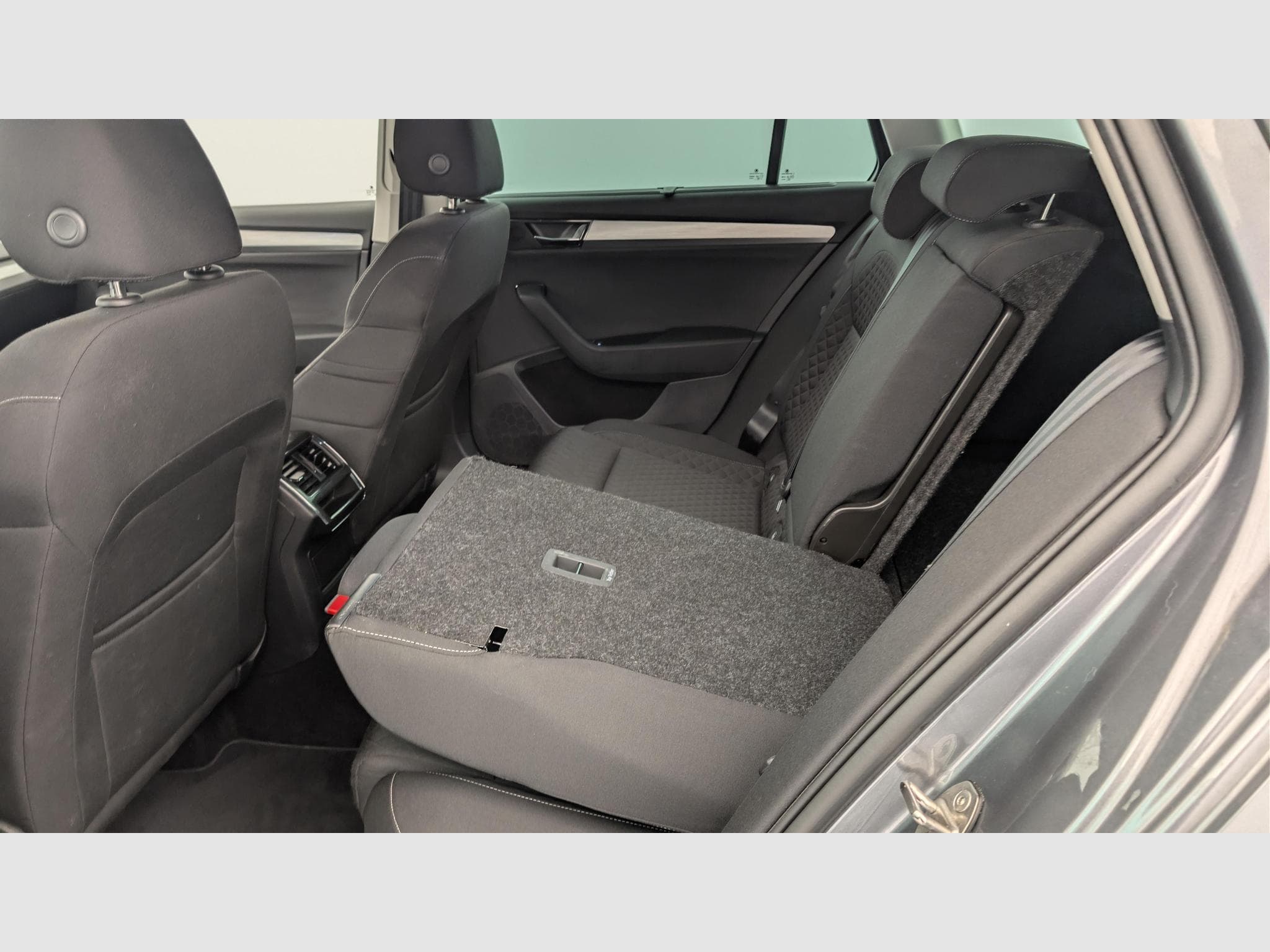 Skoda Superb 2.0 TDI 150 SCR DSG7 BUSINESS (2024) - Photo 12