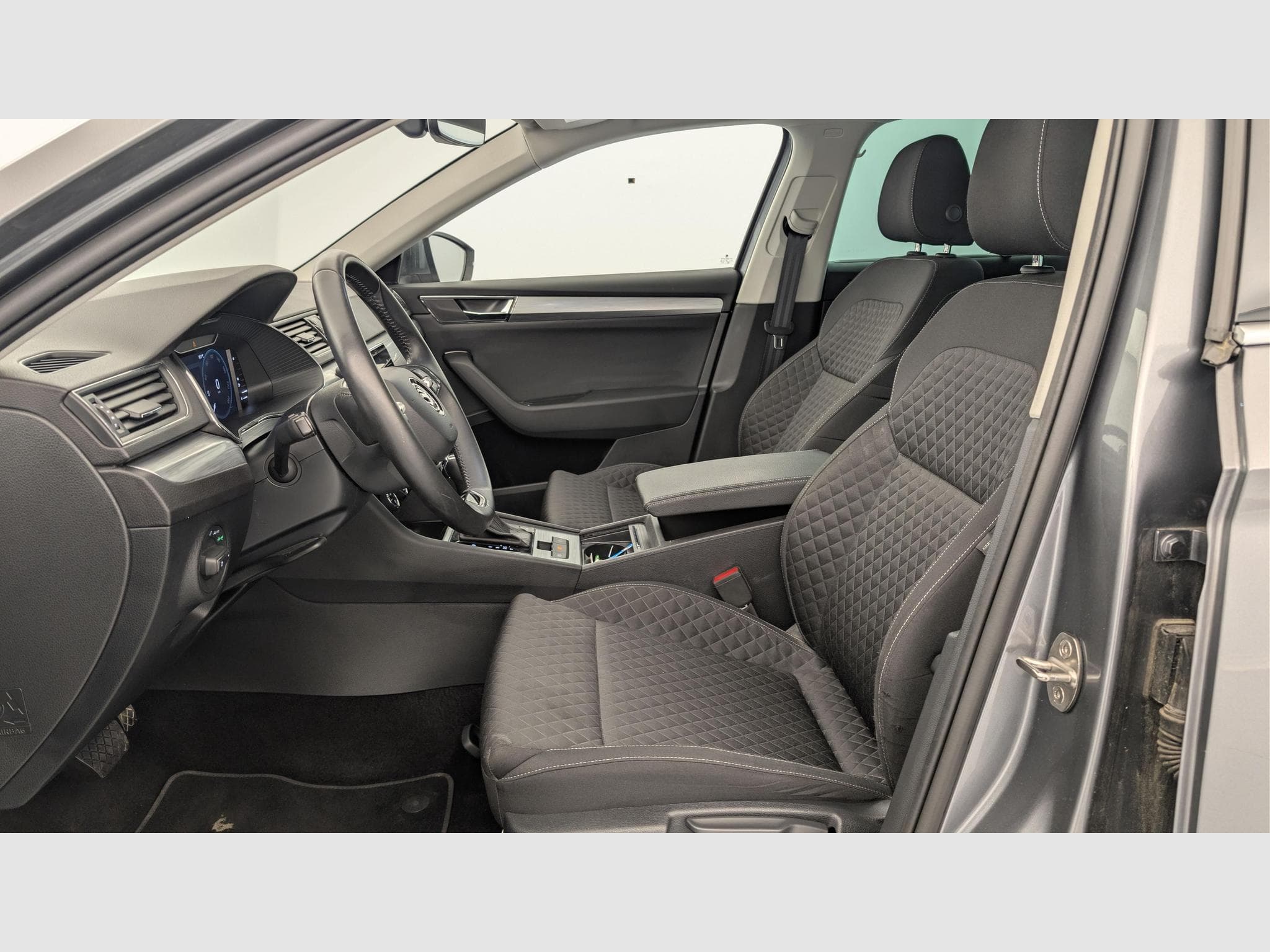 Skoda Superb 2.0 TDI 150 SCR DSG7 BUSINESS (2024) - Photo 16