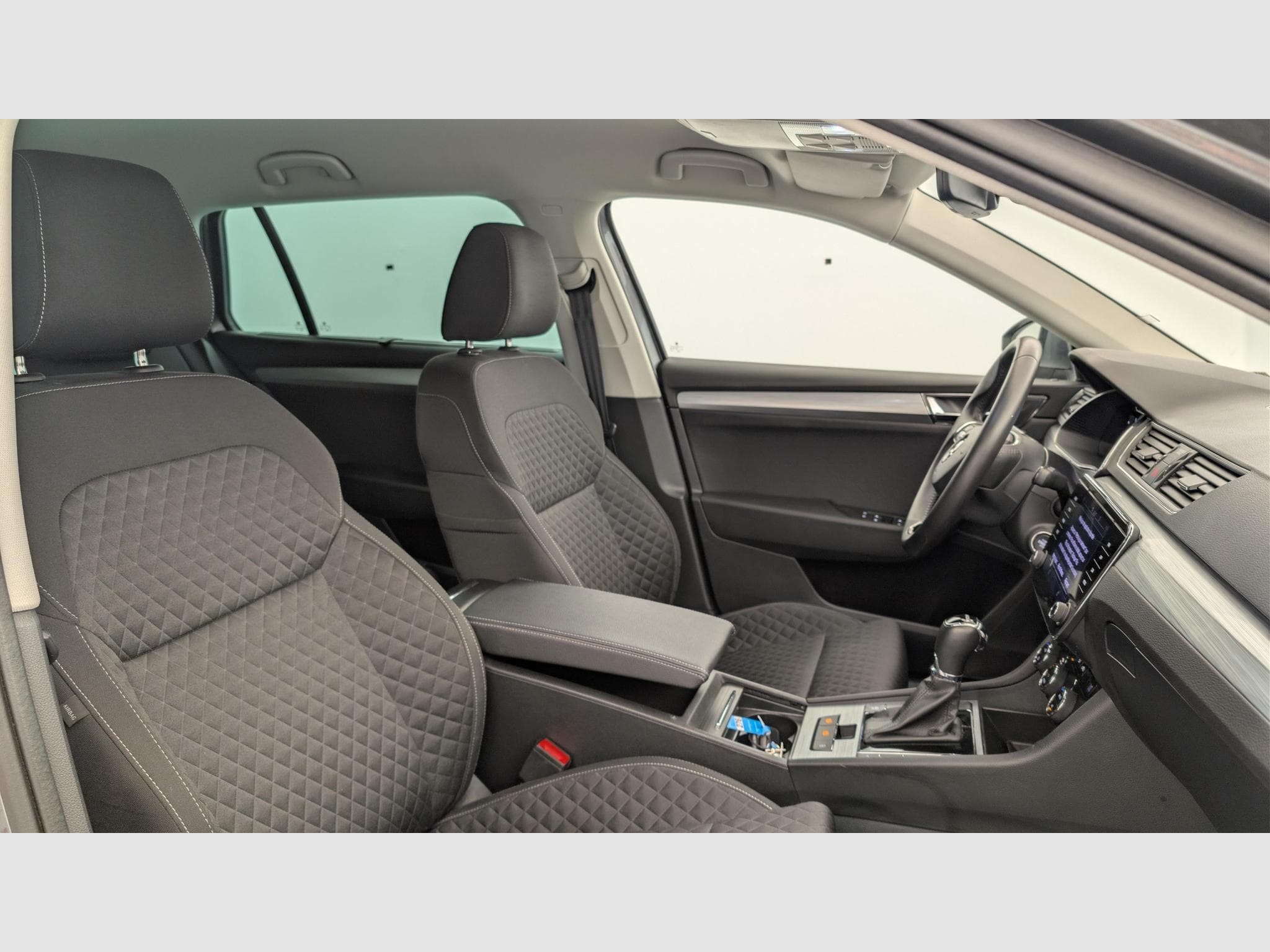 Skoda Superb 2.0 TDI 150 SCR DSG7 BUSINESS (2024) - Photo 9