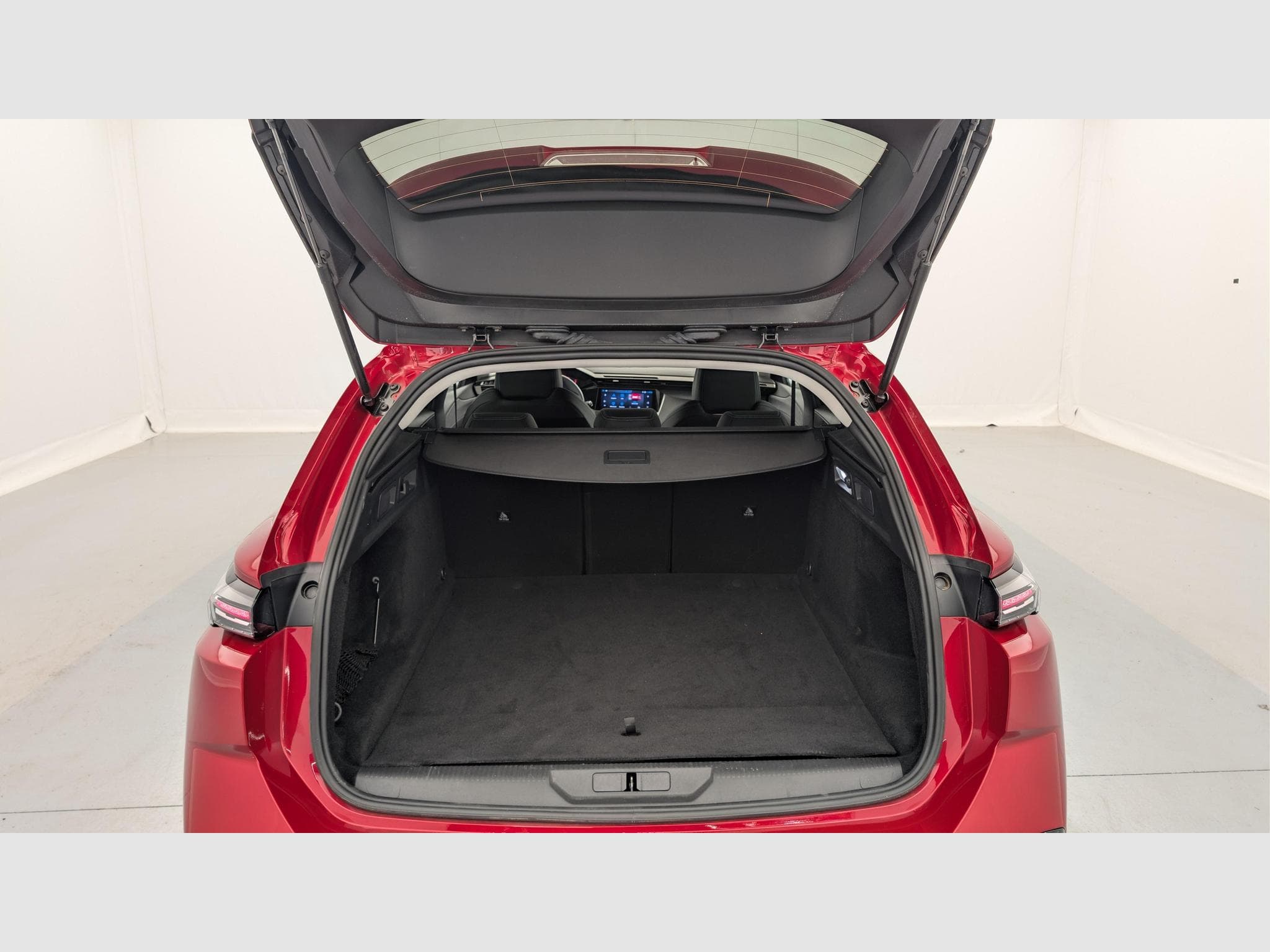 Peugeot 308 Hybrid 145 e-DCS6 Allure (2025) - Photo 11