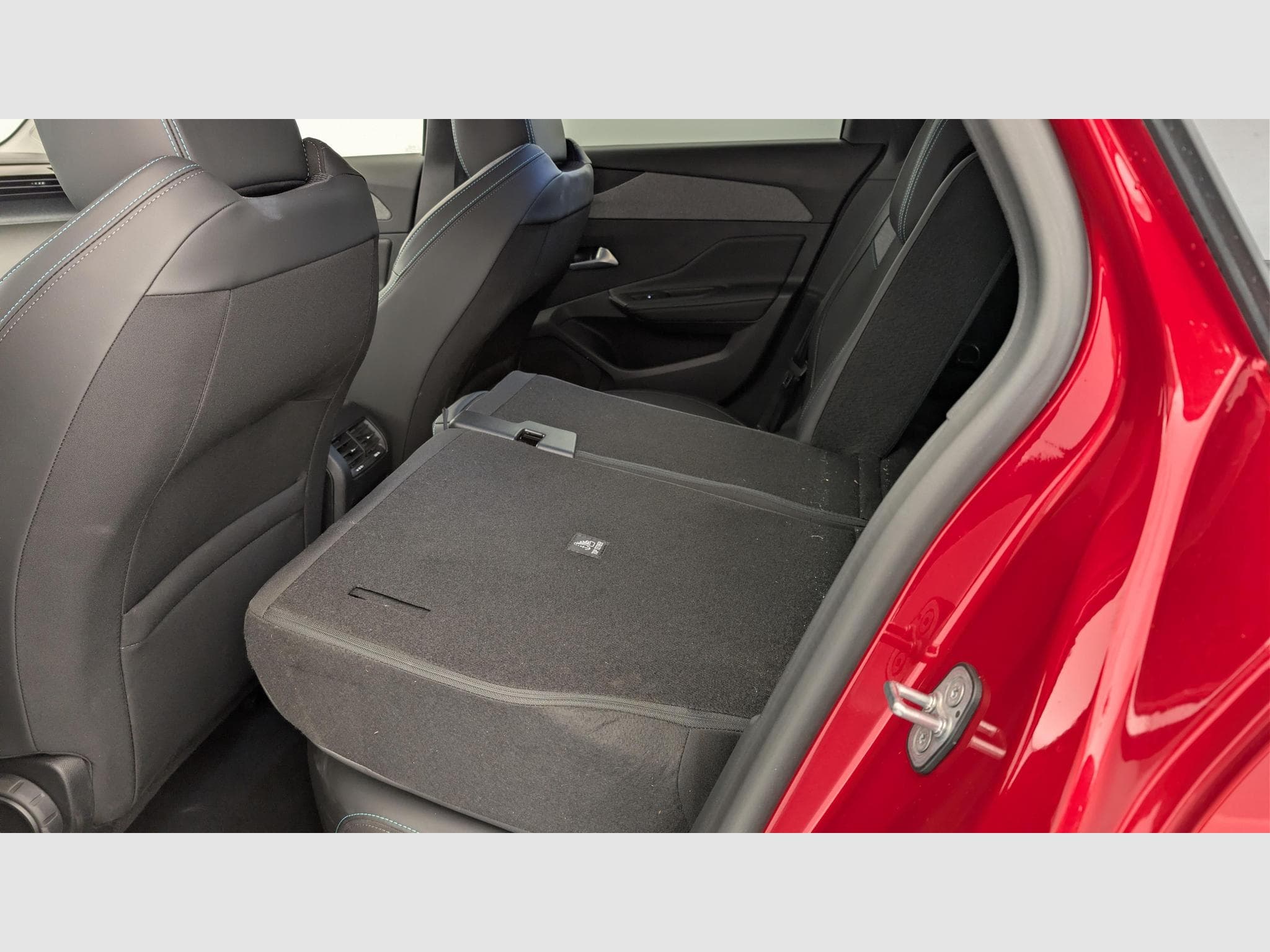 Peugeot 308 Hybrid 145 e-DCS6 Allure (2025) - Photo 12