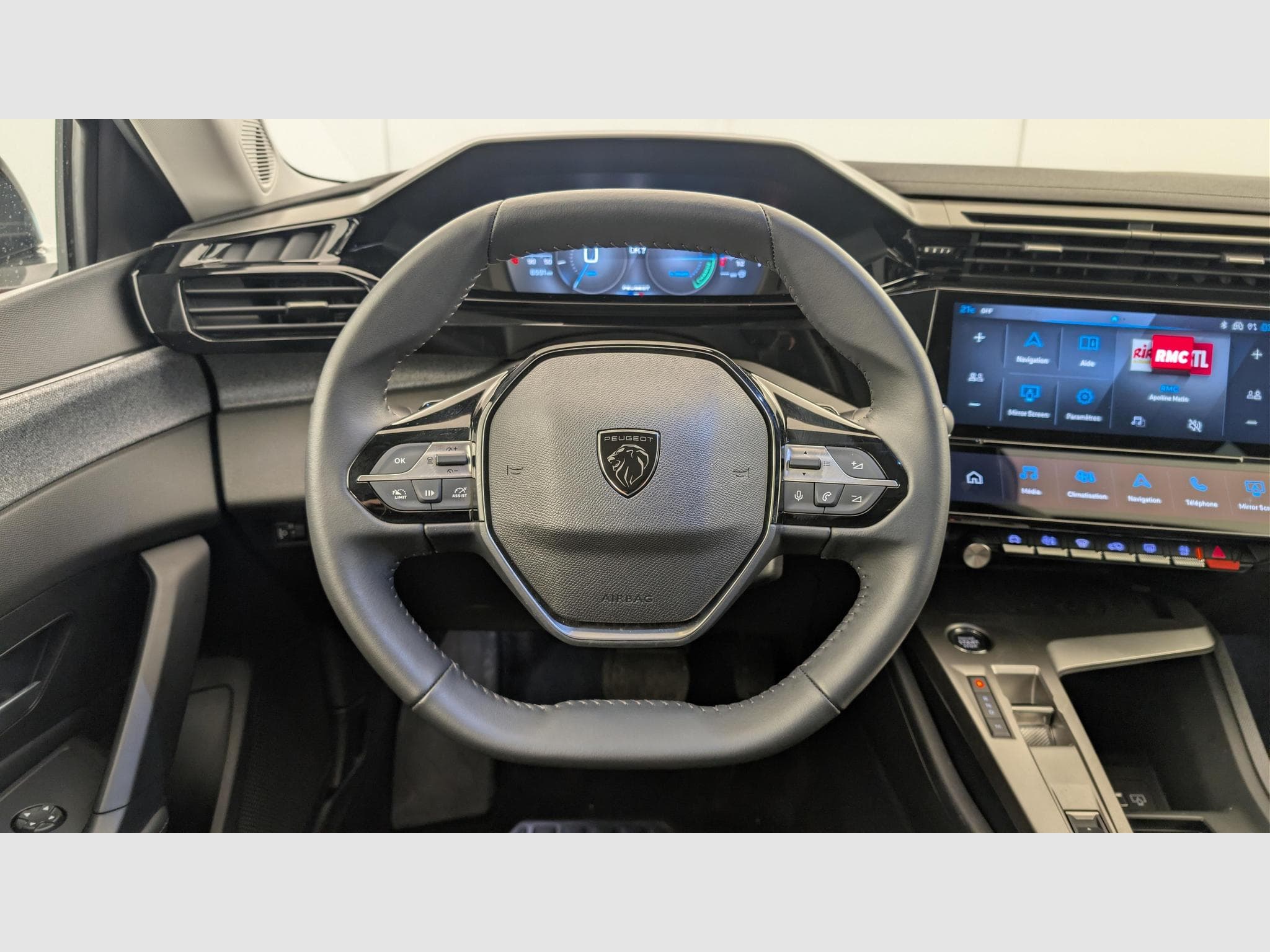 Peugeot 308 Hybrid 145 e-DCS6 Allure (2025) - Photo 13
