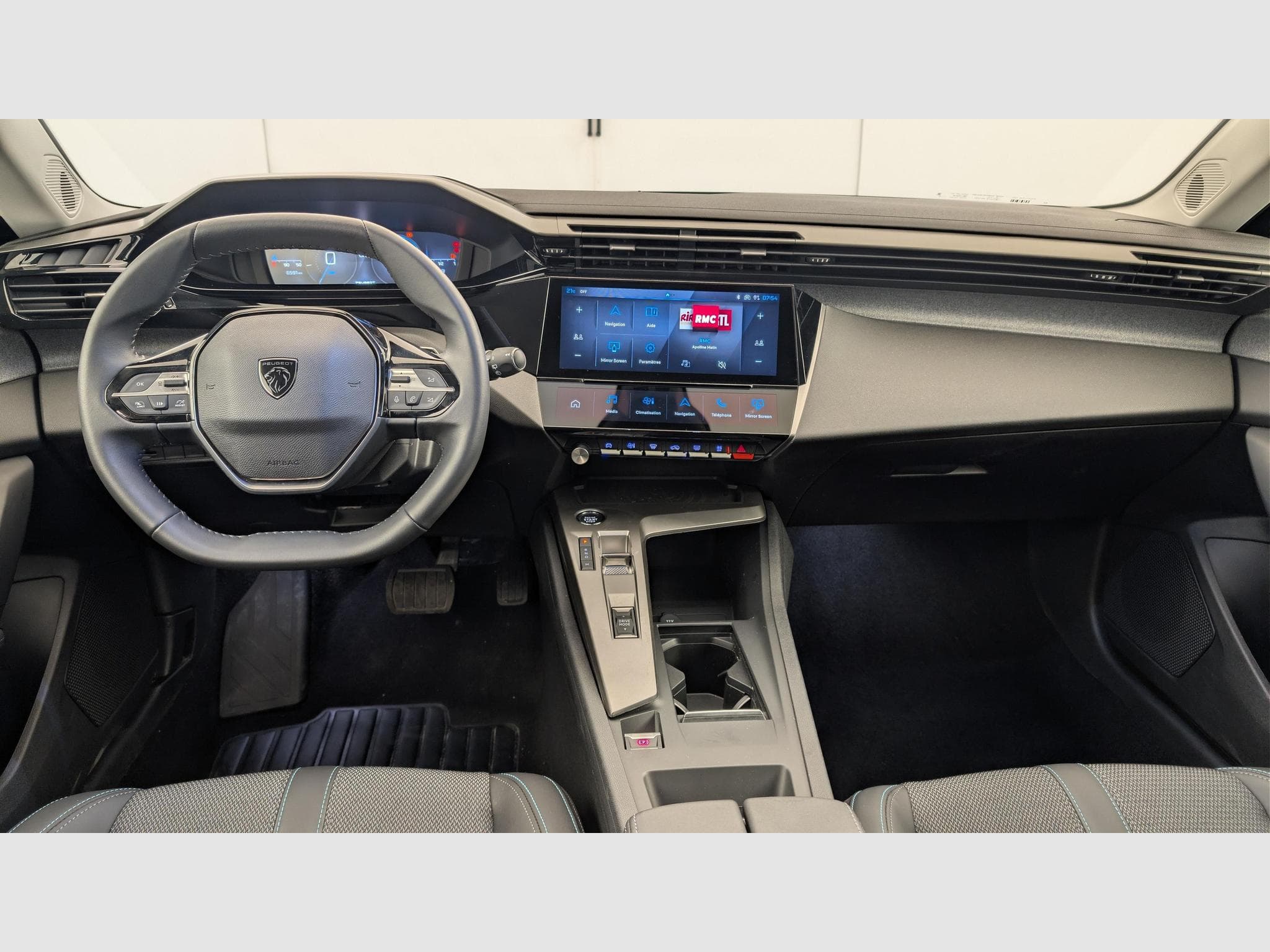 Peugeot 308 Hybrid 145 e-DCS6 Allure (2025) - Photo 14